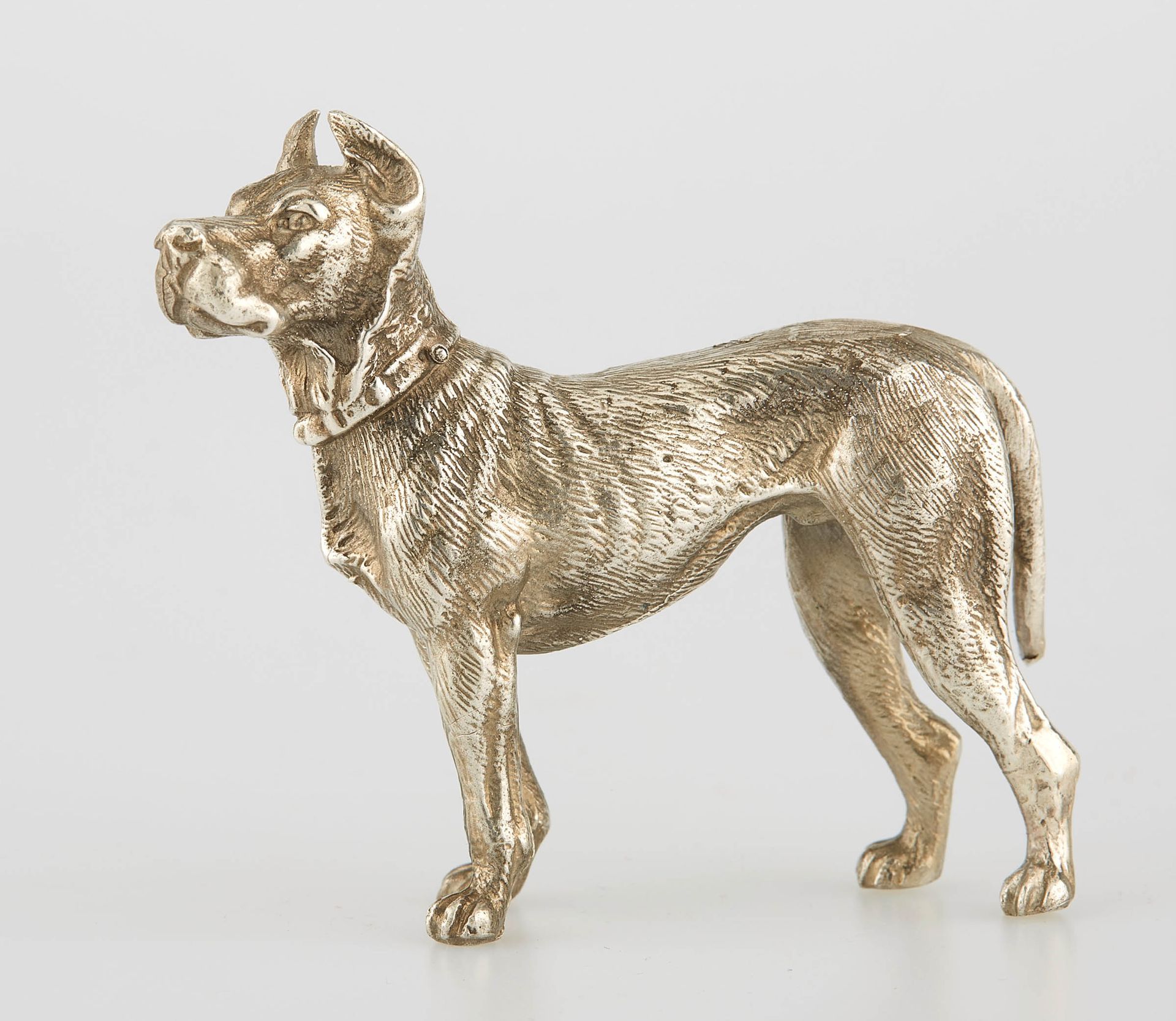Null 代表一只站立的狗的银质主题。Minerve的标志。高度：6.8厘米。高度：6.8厘米。长度：8厘米。重量：210克。