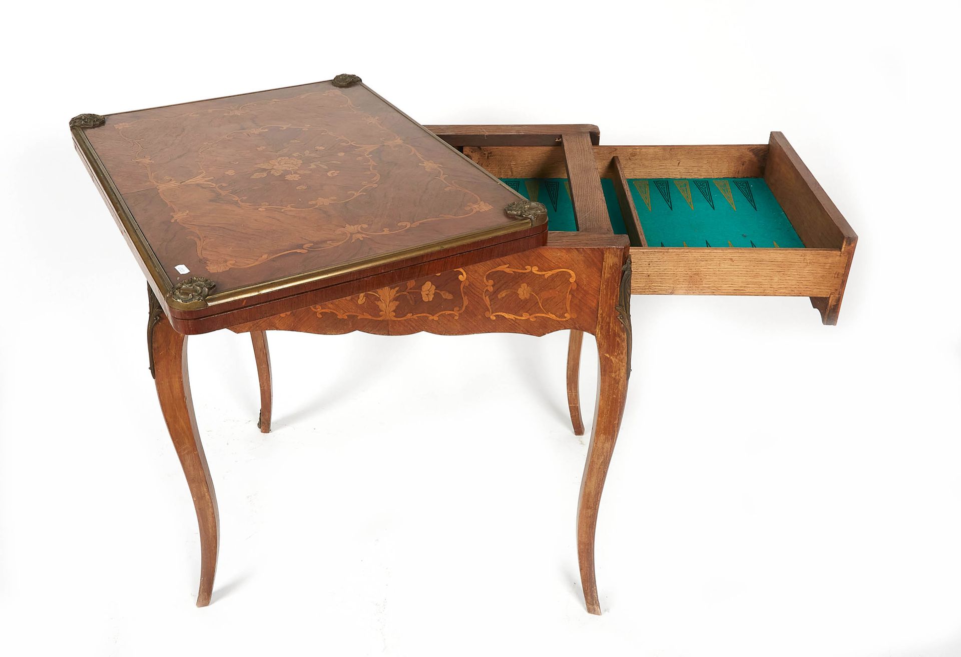 Null 木制游戏桌，顶部和腰带上有花纹镶嵌装饰。它打开后是一个抽屉和一个覆盖着毛毡的顶部。L. XV风格，20世纪。高度：75.5厘米。高度：75.5厘米。长&hellip;