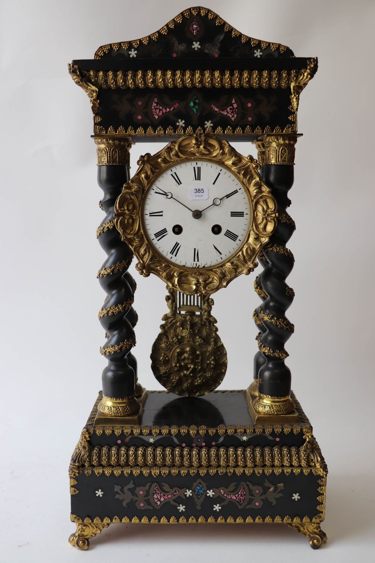 Null 一个发黑的木头、镀金的金属和彩色胶质的时钟，有一个白色的搪瓷表盘，由四个扭曲的柱子组成。拿破仑三世时期。高度：50.5厘米。高度：50.5厘米。长度：&hellip;