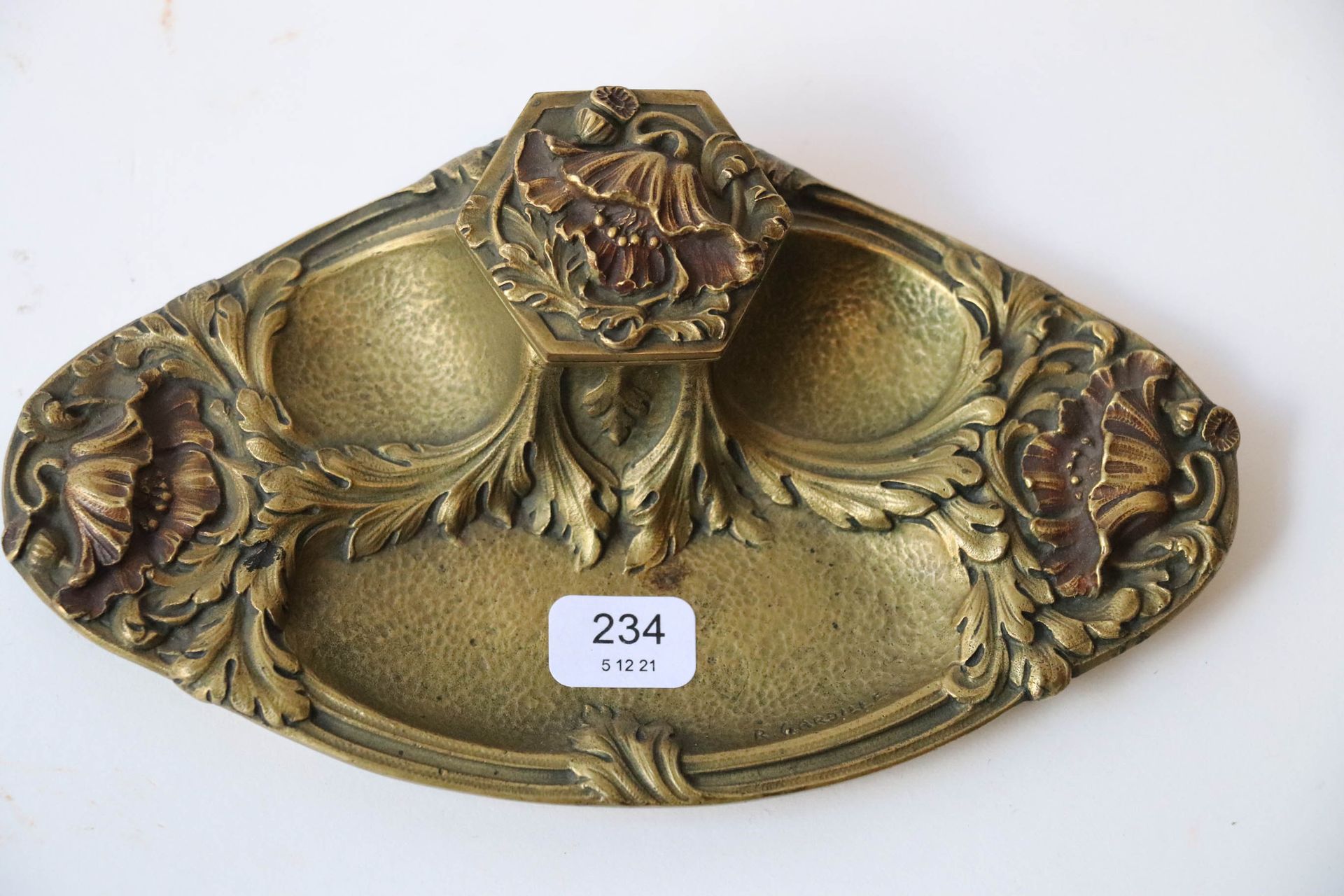 Null GARDILLE R. 椭圆形铜制墨斗，有两种青铜色的花纹。签名。高度：3厘米。高度：3厘米。长度：15.5厘米。深度：8.5厘米。