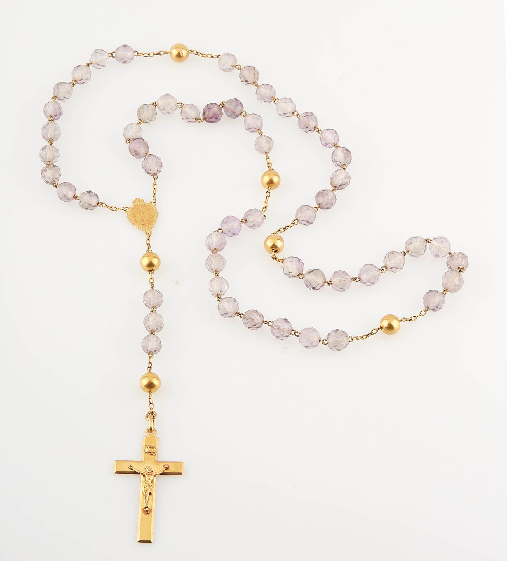 Null Yellow gold rosary with faceted violet ball. Weight (gross): 50.75 g.