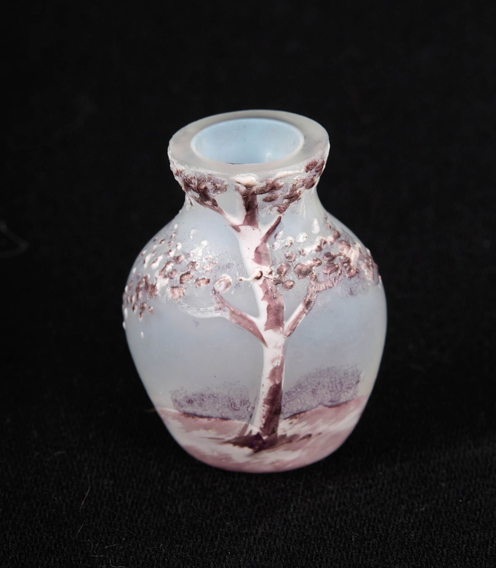 Null DAUM NANCY.迷你花瓶，有淡紫色调的雪景珐琅装饰。底座下有签名。高度：3,7厘米。高度：3,7厘米。
