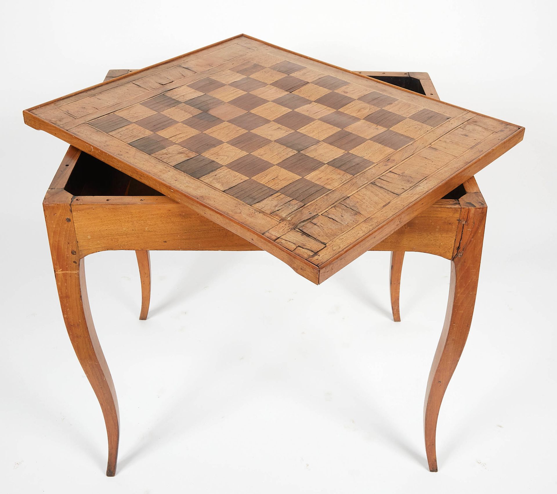 Null 果木和木皮的 "Tric-trac "桌，有五子棋游戏和跳棋的镶嵌装饰。可移动的顶部一侧覆盖着棕色皮革（另一侧为棋盘格）。十八世纪。高度：73厘米。高&hellip;