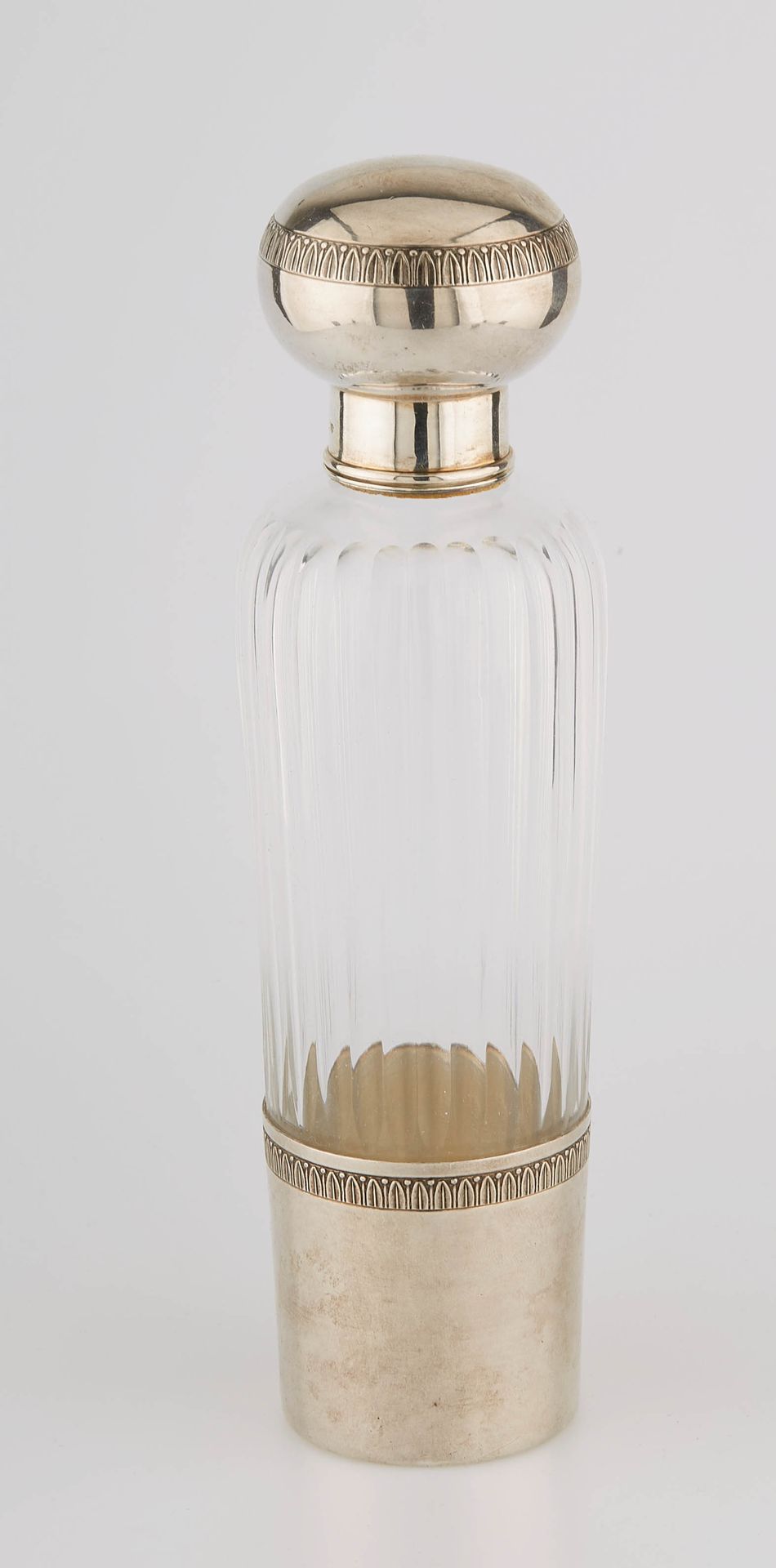 Null 大型银色和玻璃旅行瓶，用于装酒。玻璃瓶上切有凹槽，底部形成一个可移动的杯子，盖子上有月桂树叶和浆果的边框。Minerve的标志。M.O.: LAPEY&hellip;