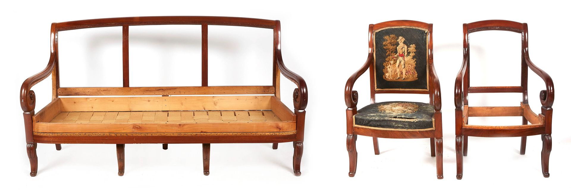 Null Sofa und zwei Sessel aus Mahagoni mit gerollten Armlehnen und Säbelbeinen, &hellip;