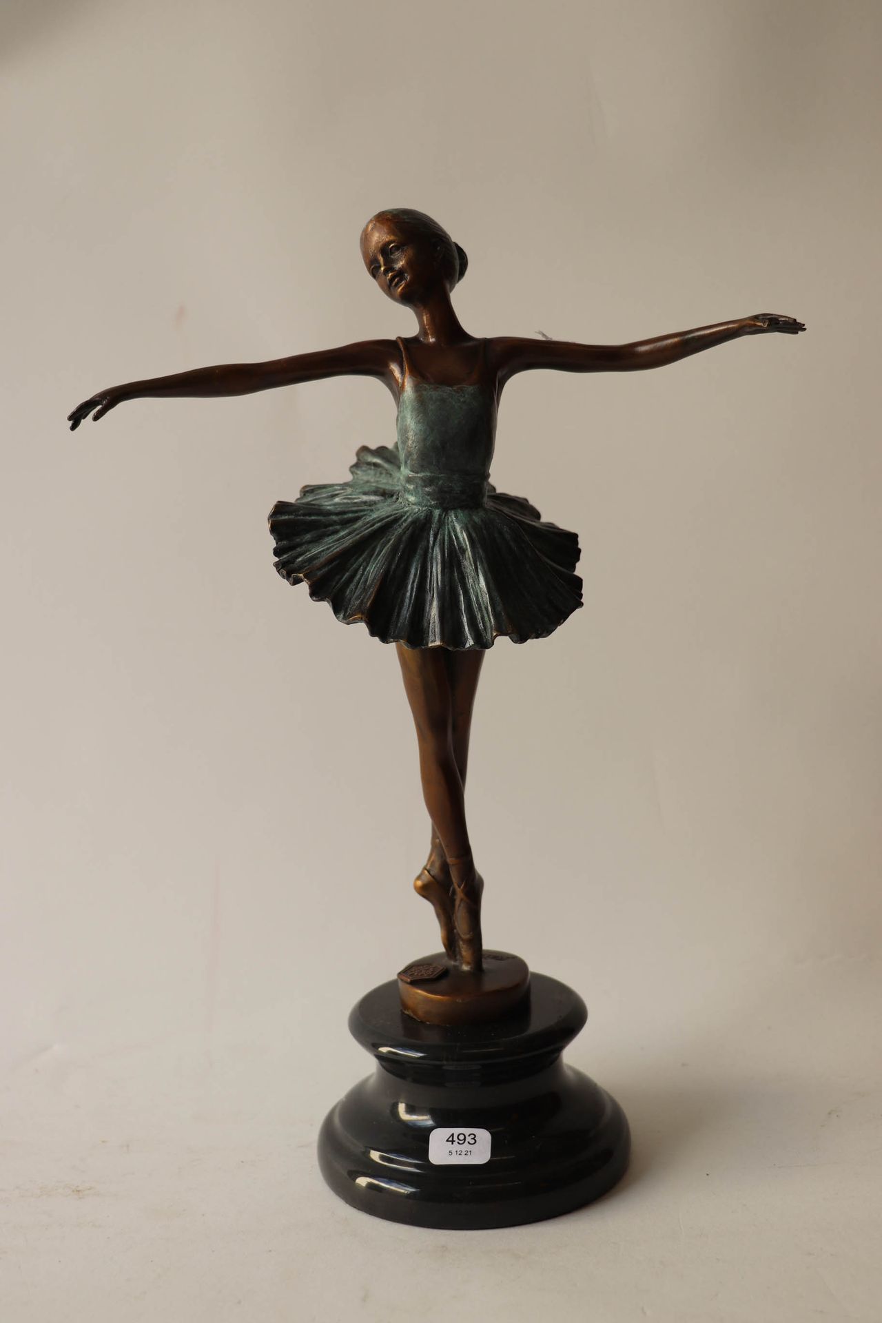 Null Soggetto in bronzo con patina marrone e verde che rappresenta una ballerina&hellip;