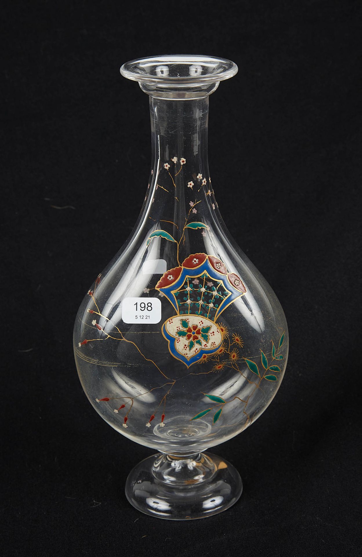 Null 
GALLE Emile (1846/1904)归属。葫芦形状的花瓶，放在一个圆形的基座上，由透明的白色玻璃制成，上面有多色珐琅和镀金的日本装饰。签名&hellip;