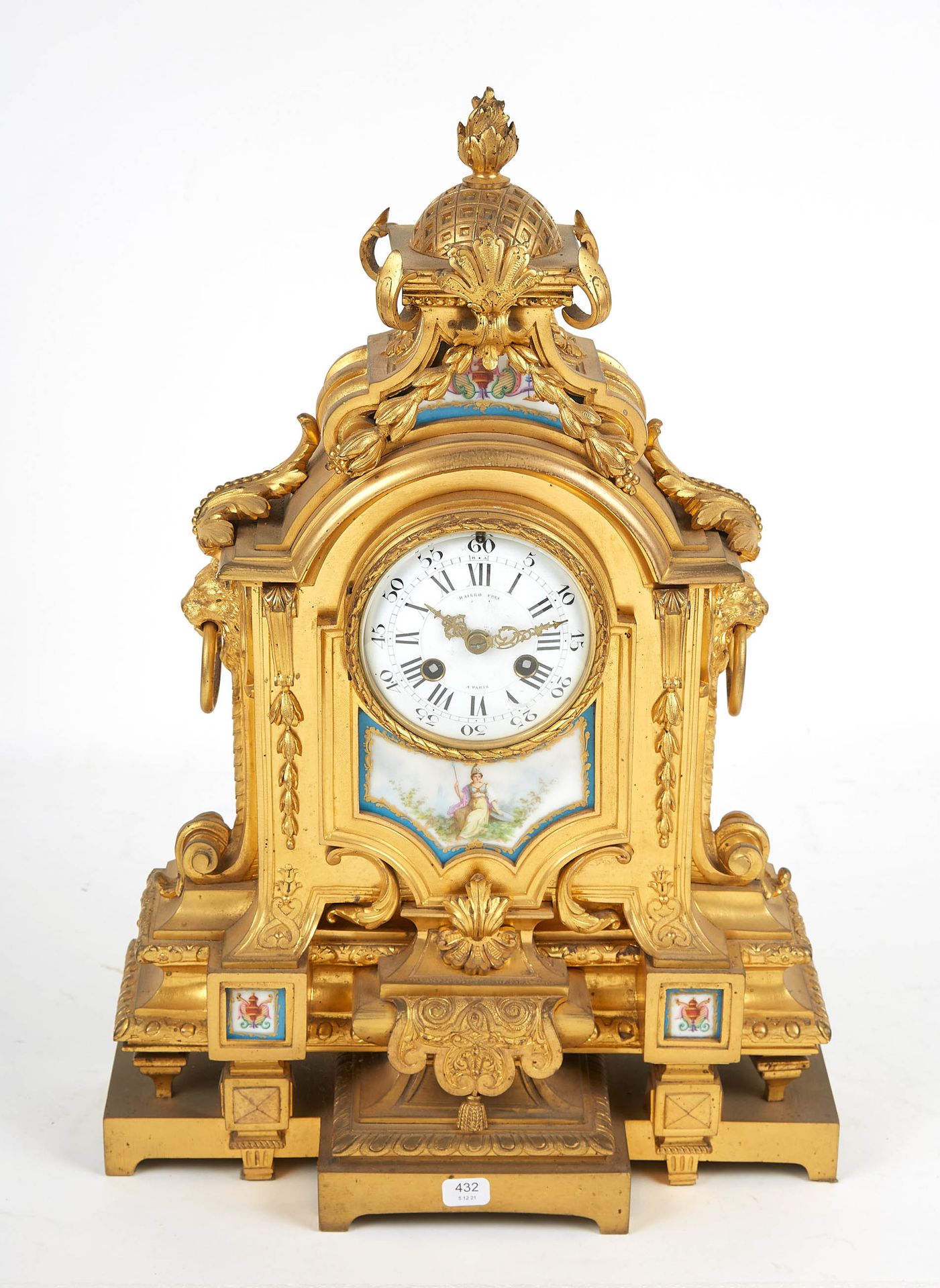 Null RAINGO Frère.鎏金铜钟，上面刻有狮头、叶子、花环、帷幔，并有瓷盘作为装饰。Ep. 19世纪。高度：43厘米。高度：43厘米。长度：29.5&hellip;