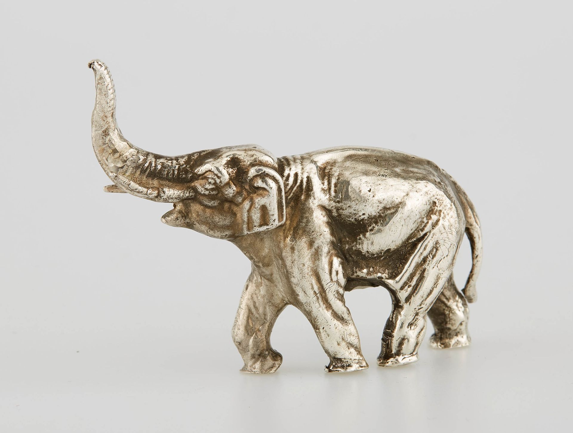 Null Silbernes Sujet, das einen Elefanten darstellt, der seinen Rüssel hebt. Ste&hellip;