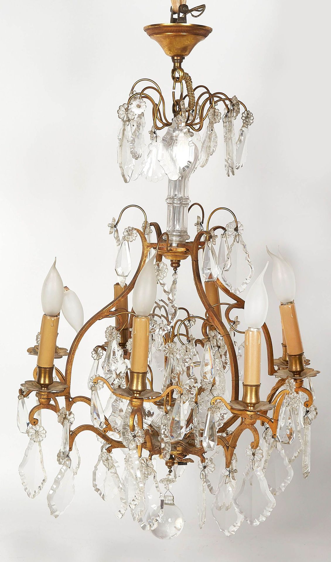 Null 一盏青铜笼形吊灯，有八个灯臂，用切割水晶和玻璃垂饰以及斜切板进行丰富的装饰。直径：51厘米。高度：75厘米。高度：75厘米。