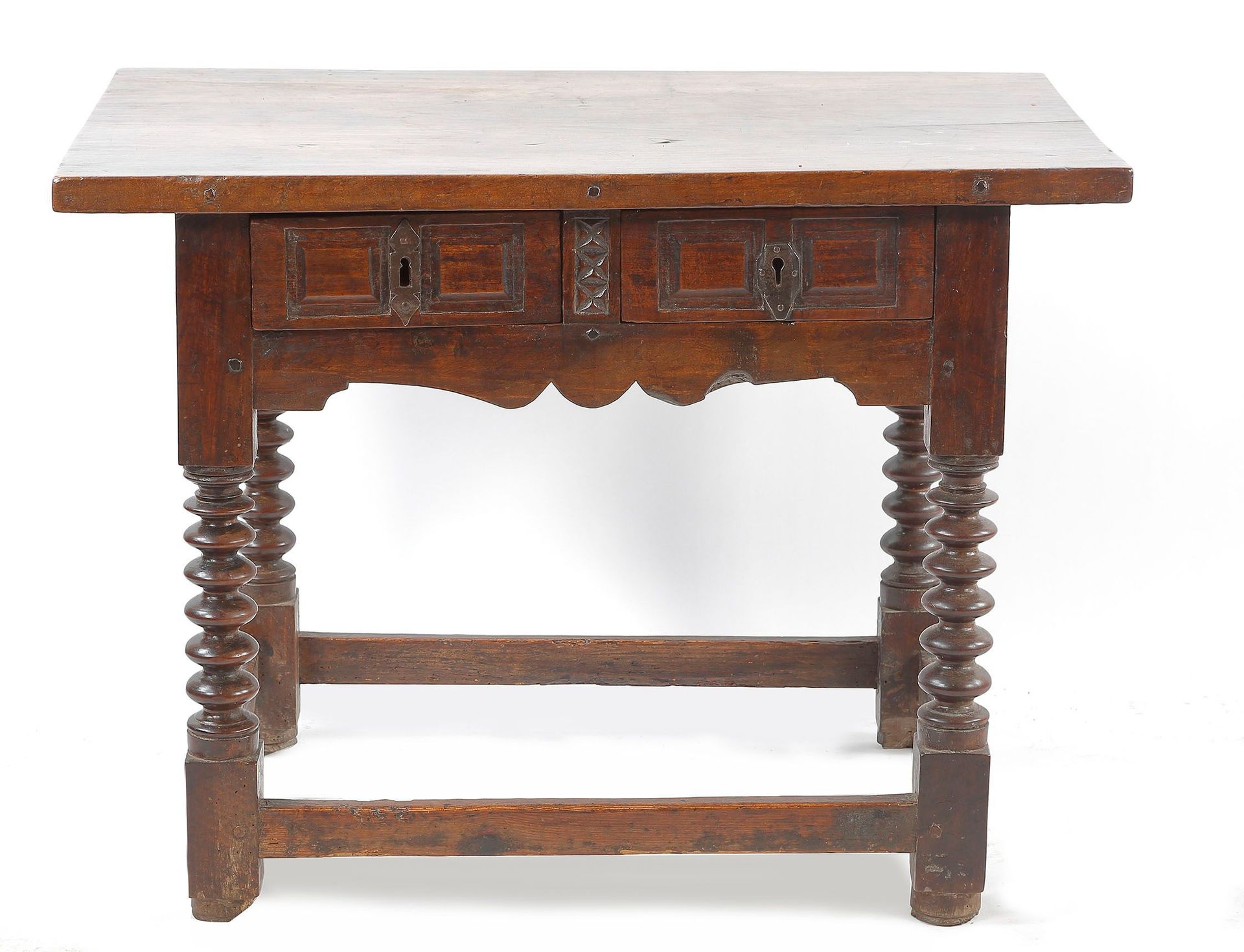 Null Table en noyer mouluré et sculpté, plateau monoxyle de forme rectangulaire,&hellip;