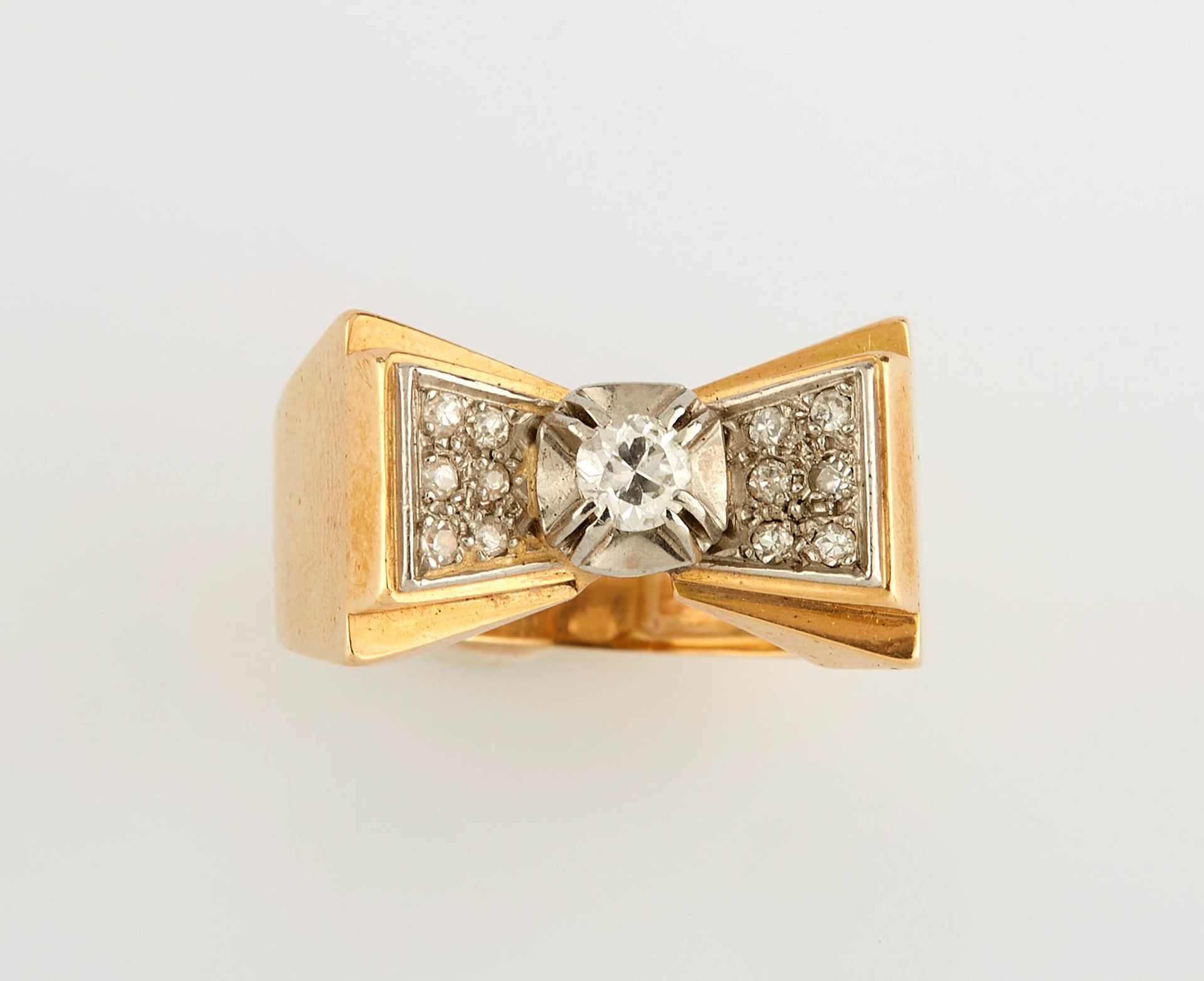 Null 黄金和白金戒指，中间镶嵌了一颗约0.20克拉的小圆钻，并有两颗钻石铺垫。手指大小：58。重量：9.96克。
