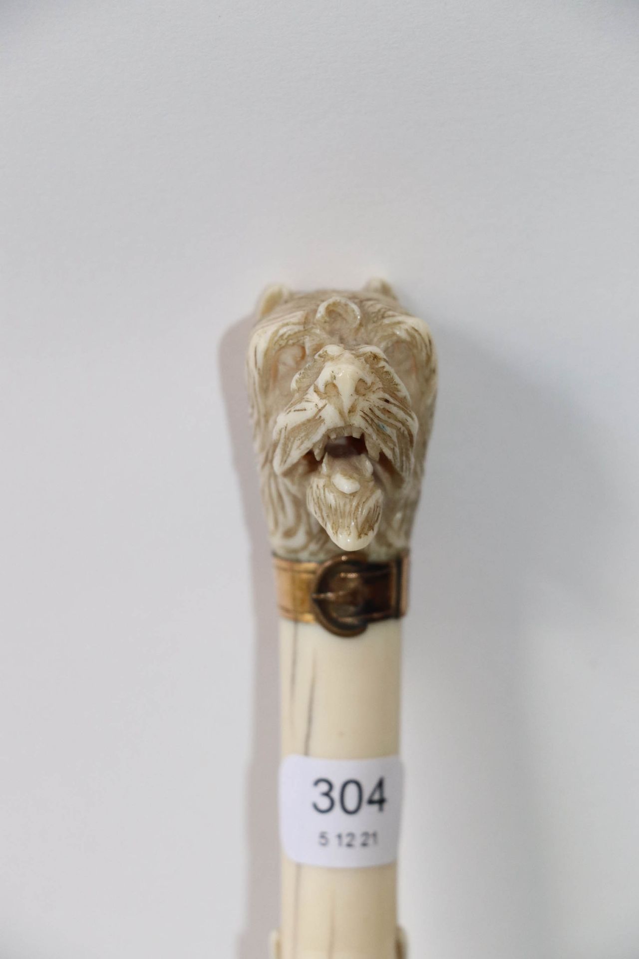 Null 遮阳伞，罕见的象牙风格的鞍座上雕刻着一个戴着铃铛项圈的狗头，绫罗绸缎的铃铛上有交替的叶带。19世纪。高度（鞍座）：18.5厘米。(鞍座）：18.5厘米&hellip;