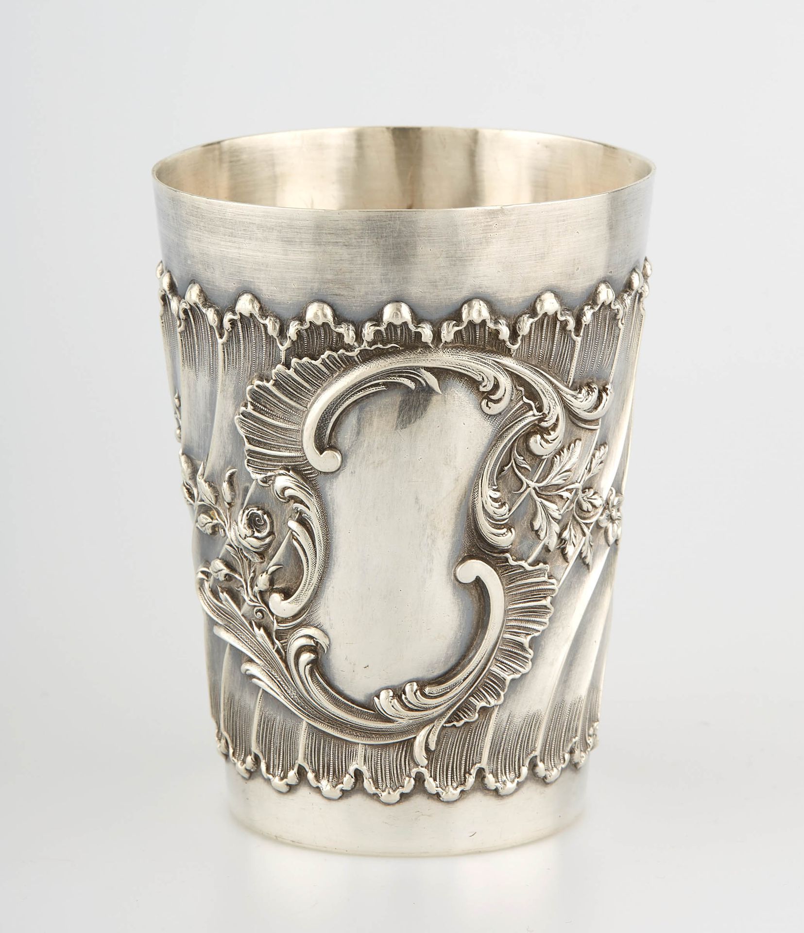 Null Cylindrical flat-bottomed chased silver tumbler engraved with twisted ribs &hellip;
