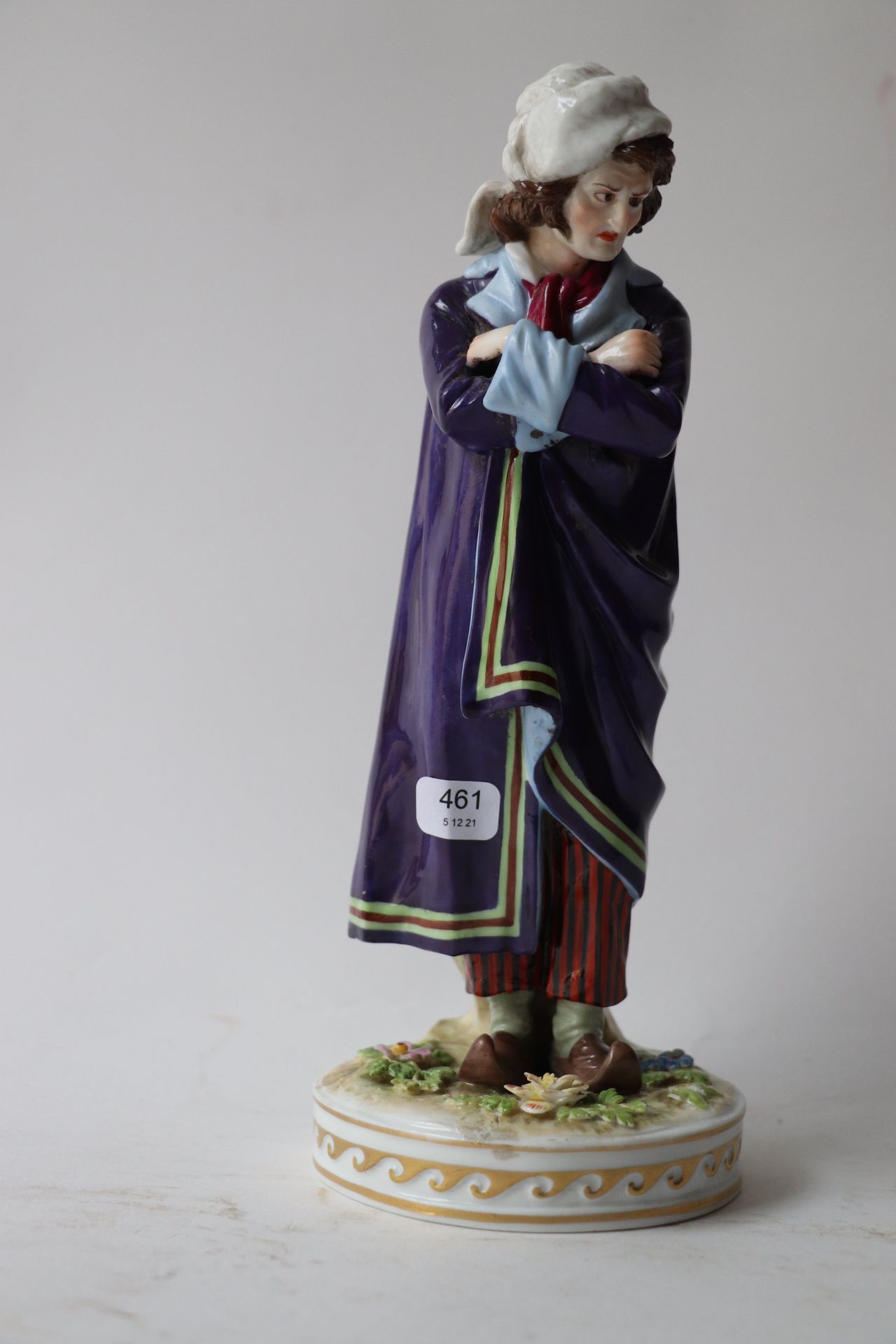 Null CAPO DI MONTE.瓷器主题代表一个身着淡紫色斗篷的忧虑的人。底部的印记。高度：22.5厘米。22.5厘米。小缺。