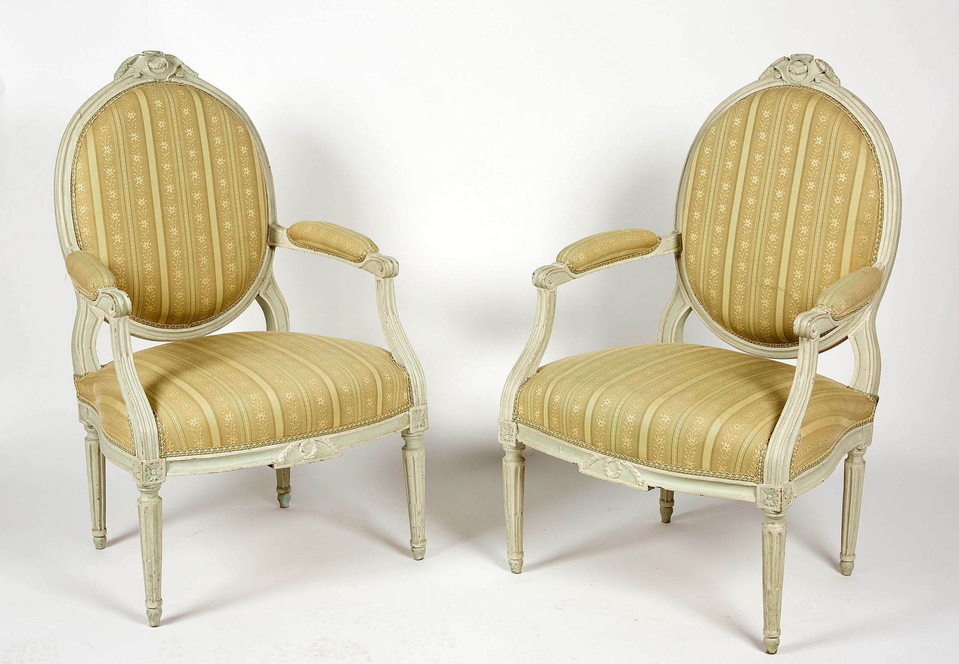 Null Ein Paar Sessel mit Medaillon-Rückenlehne aus cremefarben lackiertem Holz, &hellip;