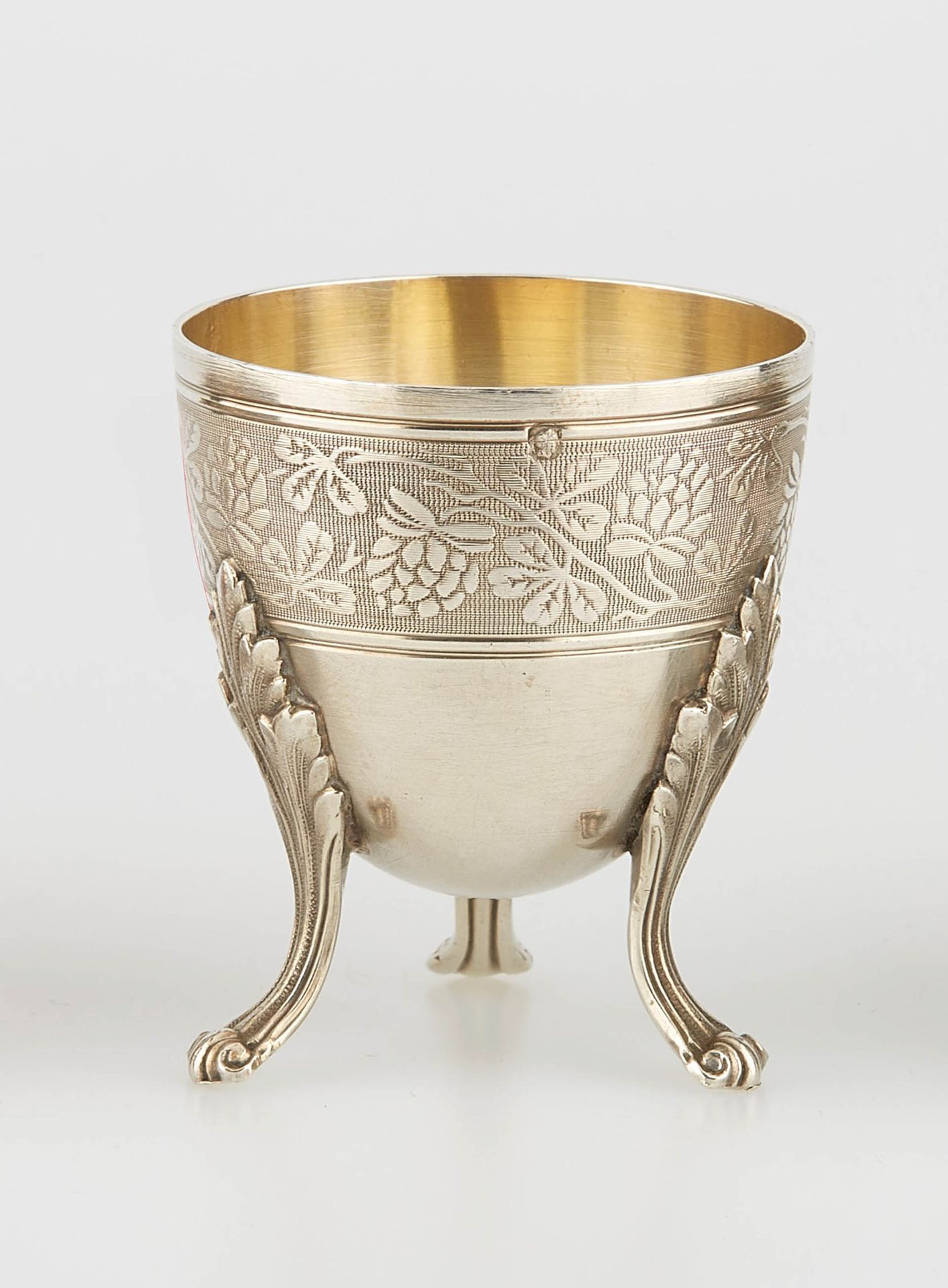 Null Silver egg cup resting on three feet engraved with a frieze of flowering st&hellip;