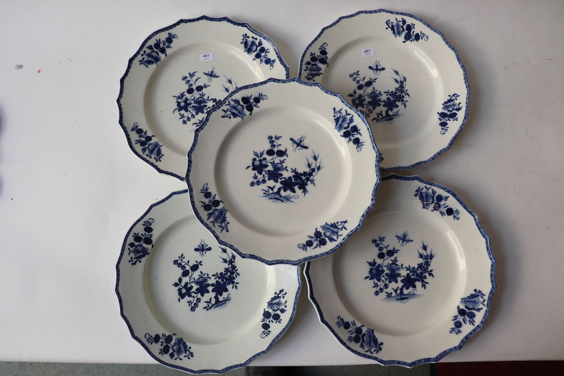Null 巡回演出。一套五个瓷盘，上面装饰着蓝色单色的花朵和昆虫。18世纪晚期。直径：24厘米。底部的标记。