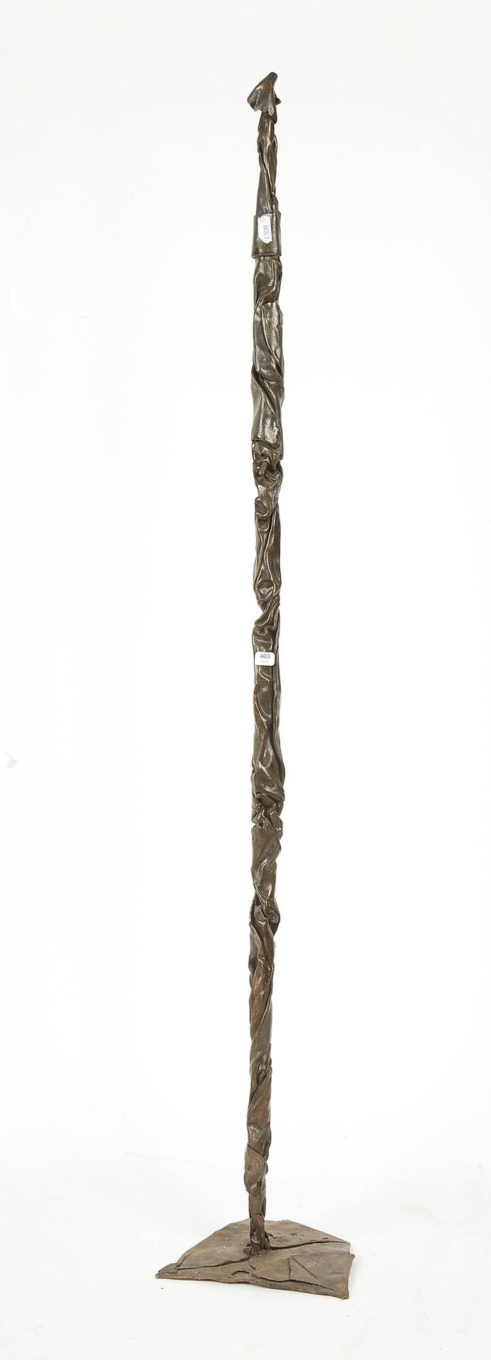 Null Anónimo. Escultura de metal. Altura: 110 cm.