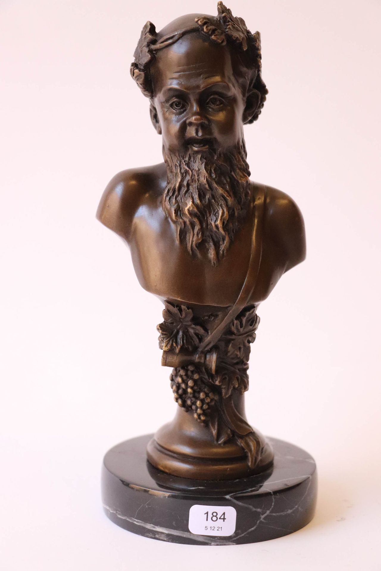 Null 杜迈格-亨利（1830/1888）。铜制萨提尔半身像，有棕色铜锈。签名。黑色大理石的圆形底座。高度：21厘米。高度：21厘米。直径：9厘米。