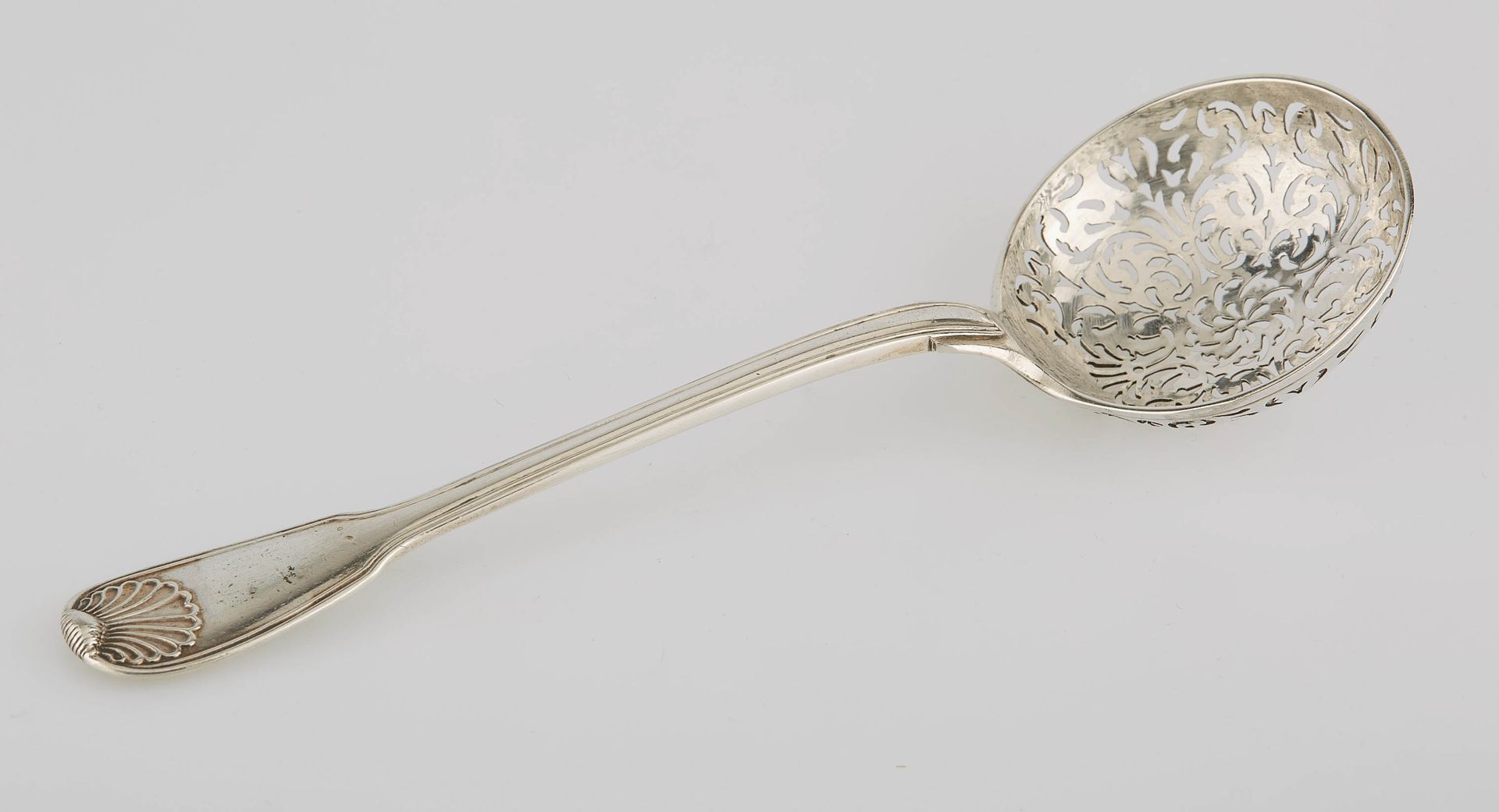 Null 银质洒水车勺，锉刀壳模型。巴黎1777年。长度：19.5厘米。重量：67克。
