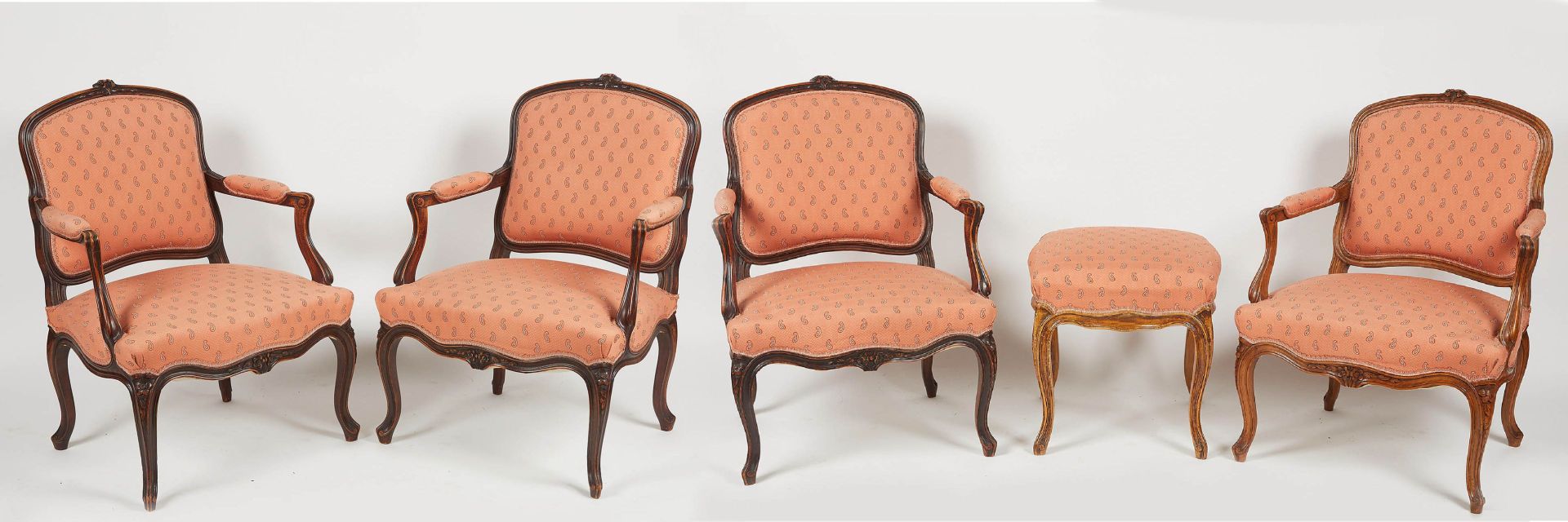 Null Suite de quatre fauteuils à dossiers plats de style L. XV en bois mouluré r&hellip;