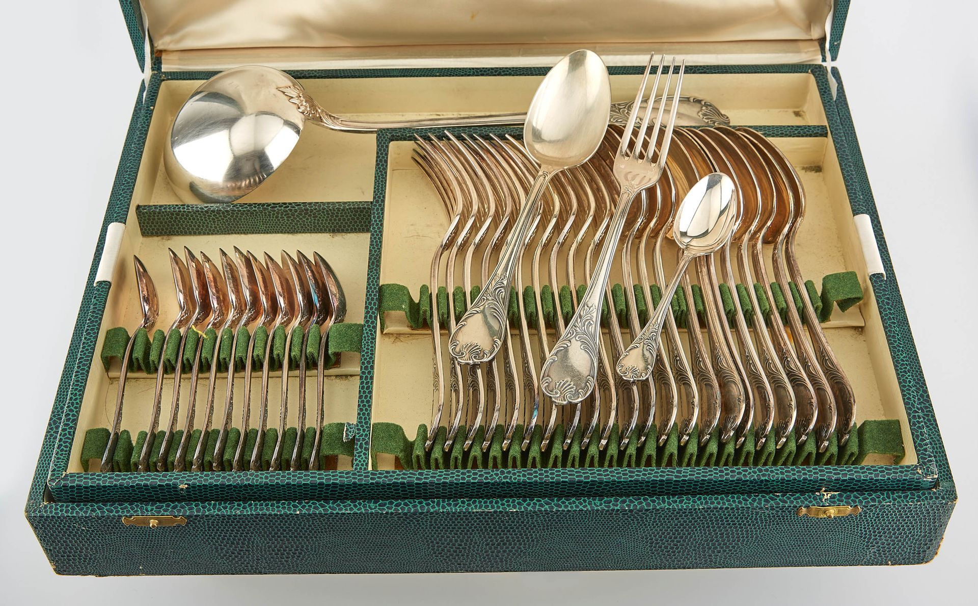 Null CHRISTOFLE.一套镀银L.XV风格的餐具，共51件，包括12件大餐具，12件小勺子，6件鱼餐具，12件大刀，一件餐具和一个勺子。这套书被装在一&hellip;