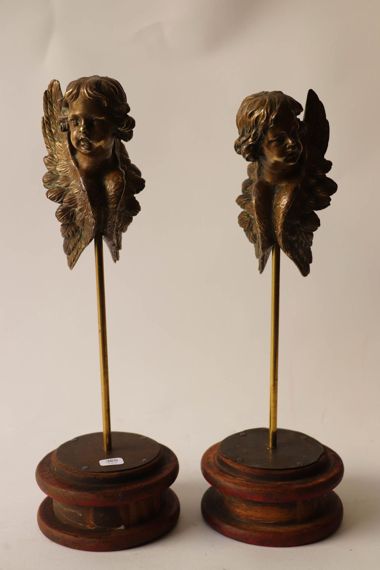 Null Pair of cherubs in bronze with yellow patina mounted on a cylindrical rod a&hellip;