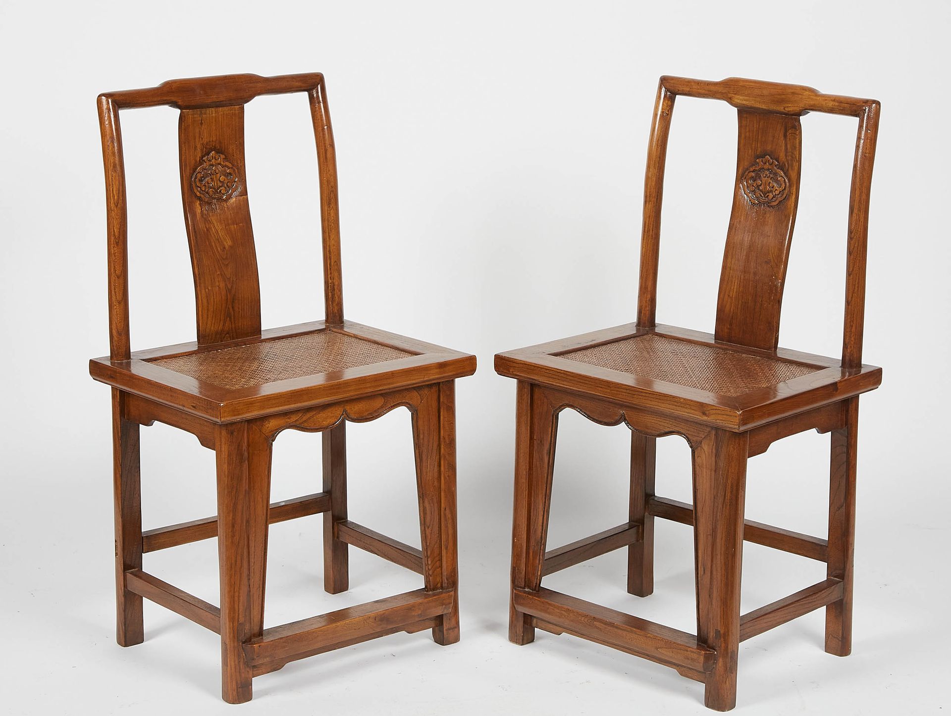 Null 中国。一对天然榆木的椅子，椅背上雕刻着叶子。高度：92厘米。92厘米高。长度：49厘米。深度：38厘米。