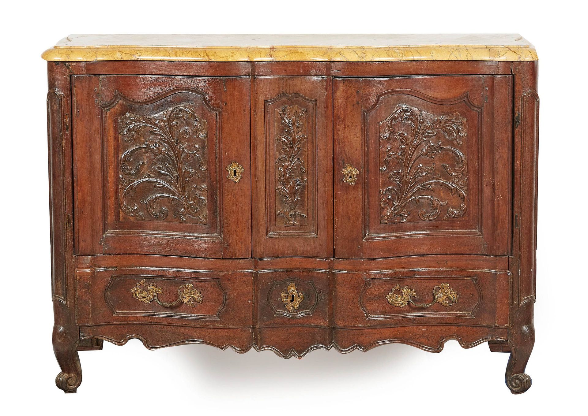 Null 
Credenza in noce intagliata con fogliame, curvata sui lati e sul davanti, &hellip;