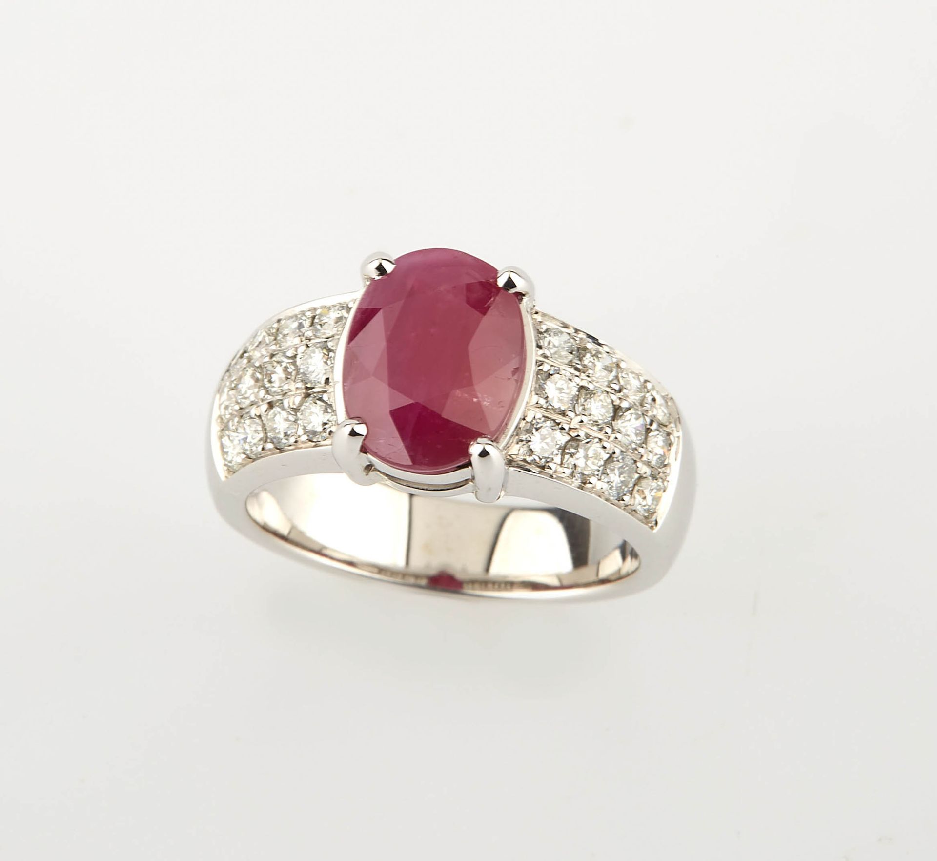 Null White gold ring set with a 2.94 ct unheated oval ruby set with 26 modern-cu&hellip;