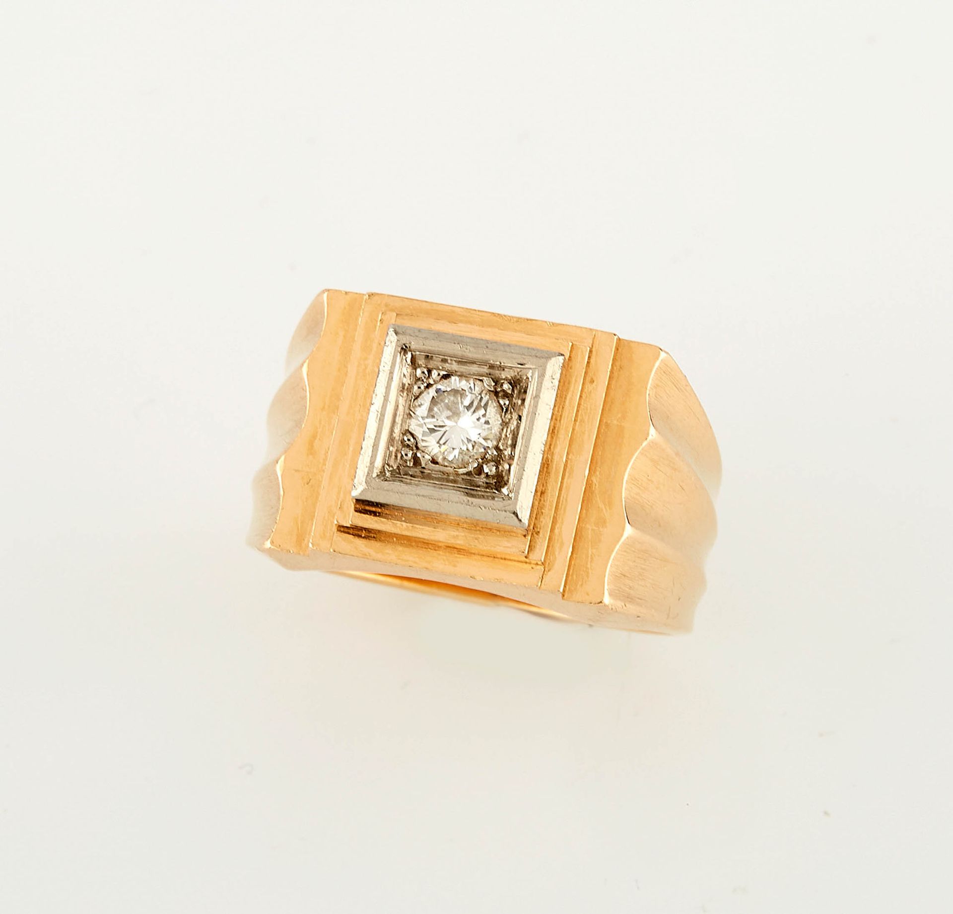 Null 黄金戒指，中央镶嵌一颗明亮型切割钻石，约0.20克拉。 手指尺寸：60.5。重量：17.35克。
