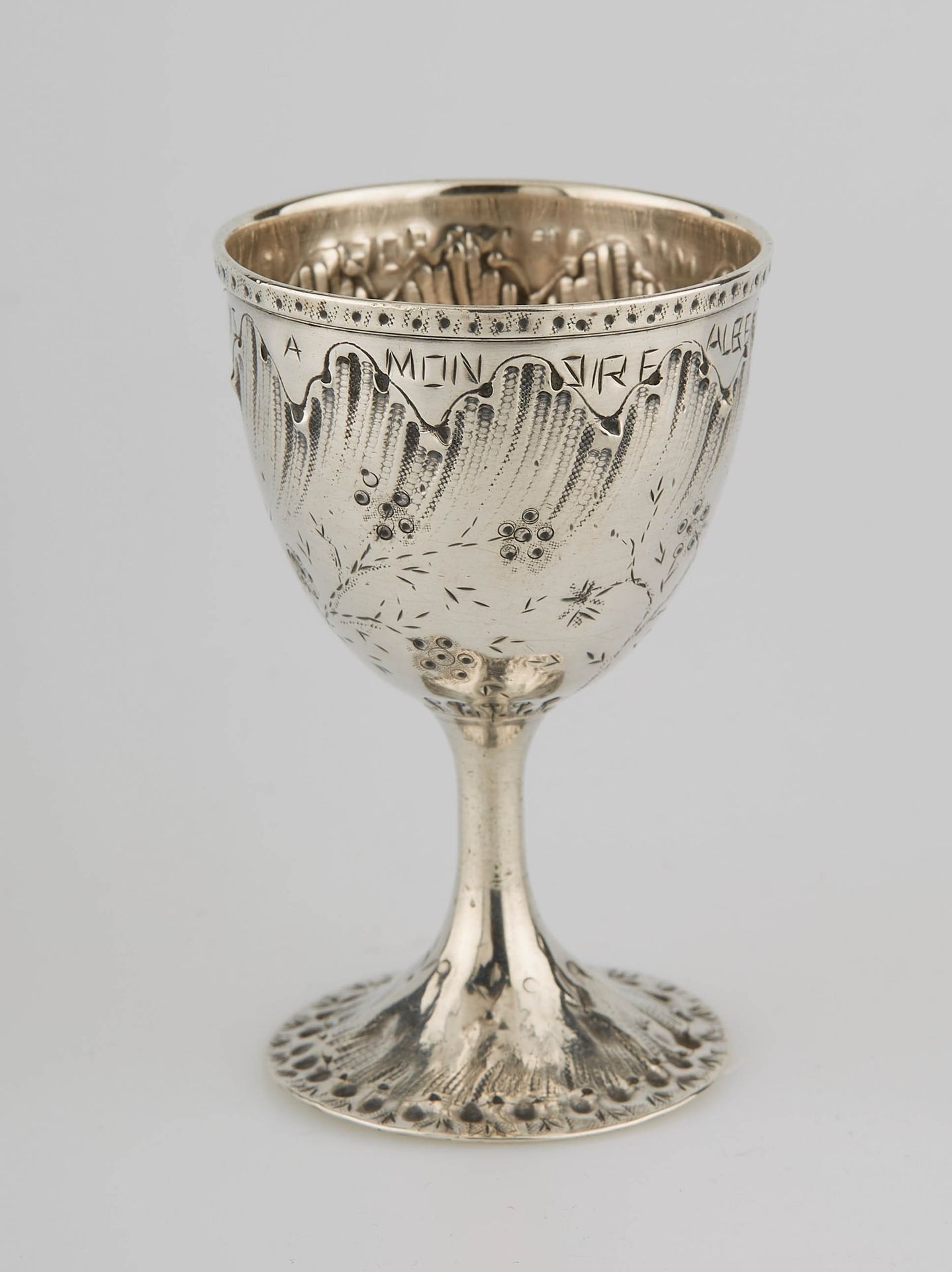 Null 一个银质蛋杯，放在一个圆形的底座上，杯身刻有波浪和花朵的凹槽。Minerve的标志。高度：7厘米。高度：7厘米。重量：34克。
