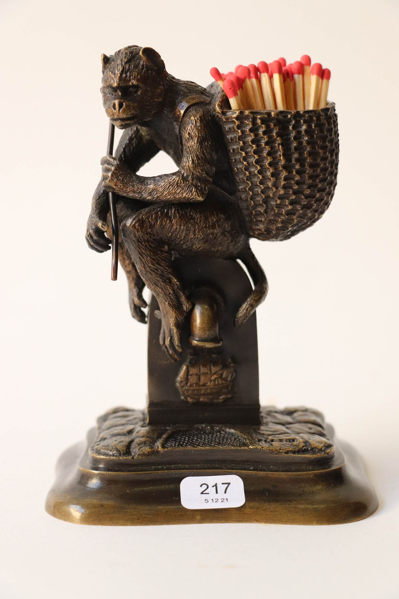 Null FRATIN.棕色铜制热源，表现一只坐在喷泉柱上的猴子。签名。高度：14厘米。高度：14厘米。长度：9.5厘米。深度：8厘米。