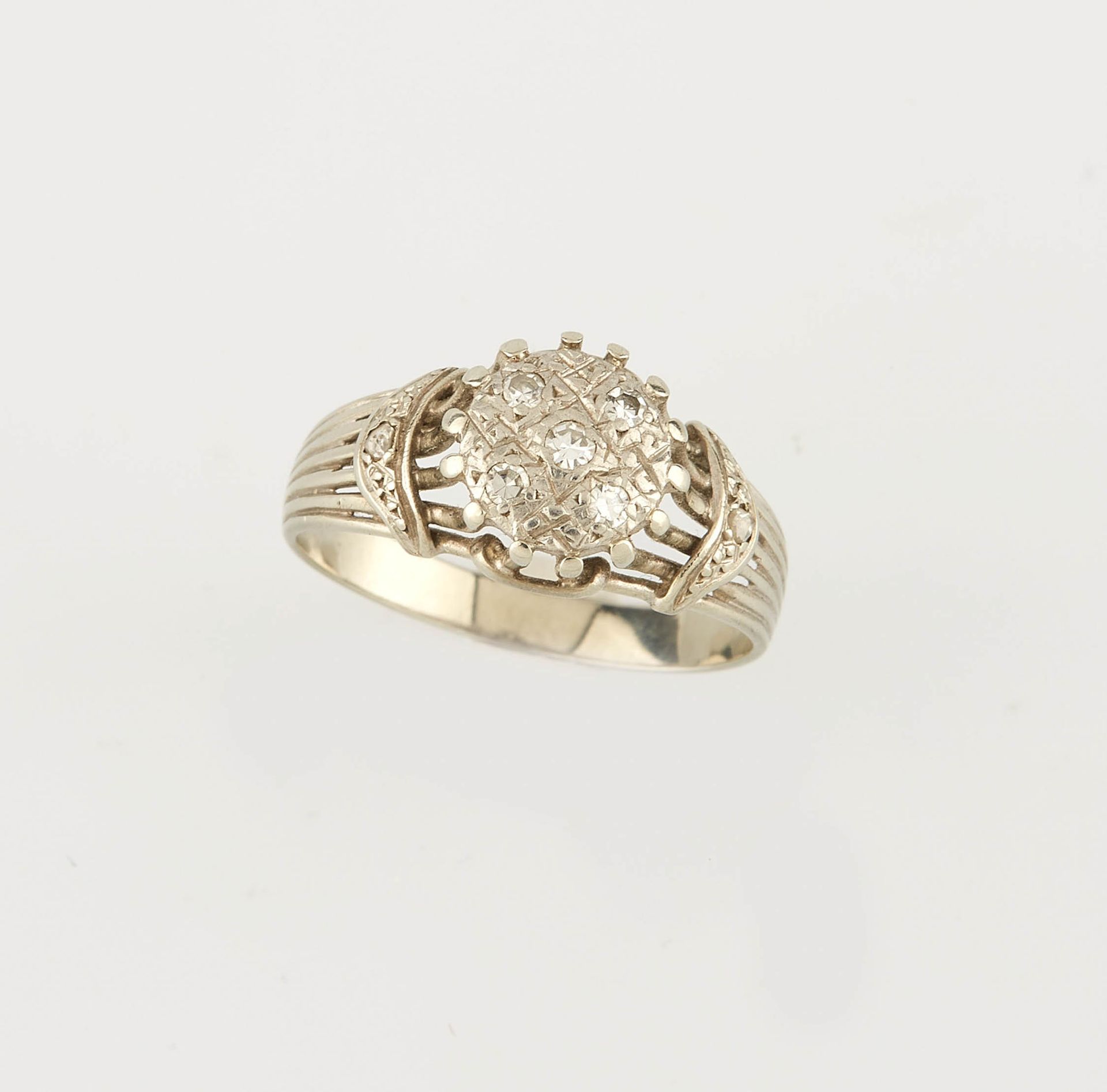 Null 白金和铂金戒指，镶有七颗小钻石，戒环上的编号为158。手指大小：57.5。重量：3.65克。