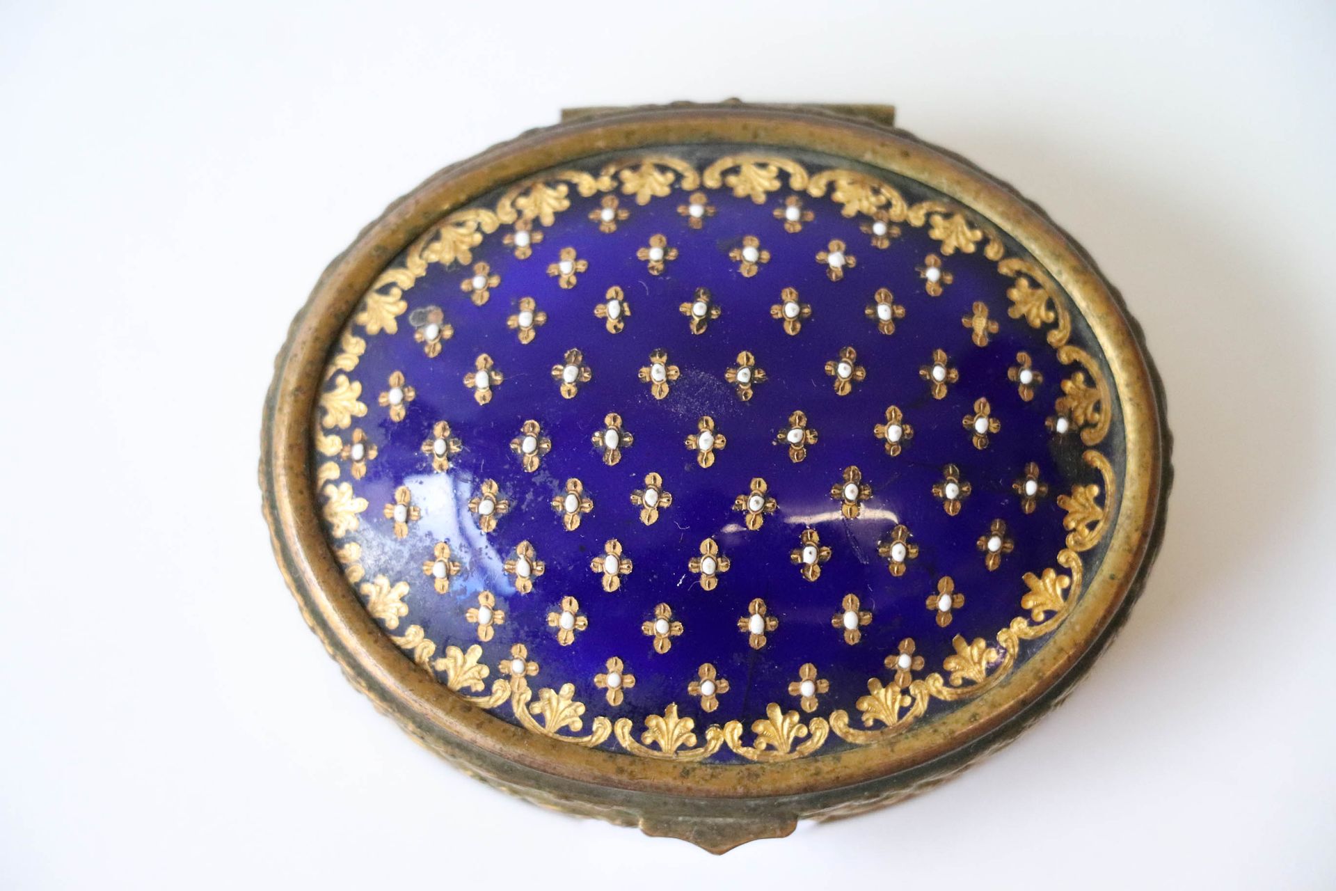 Null Oval box in gilded metal, with blue and gold enamelled lid decorated with f&hellip;