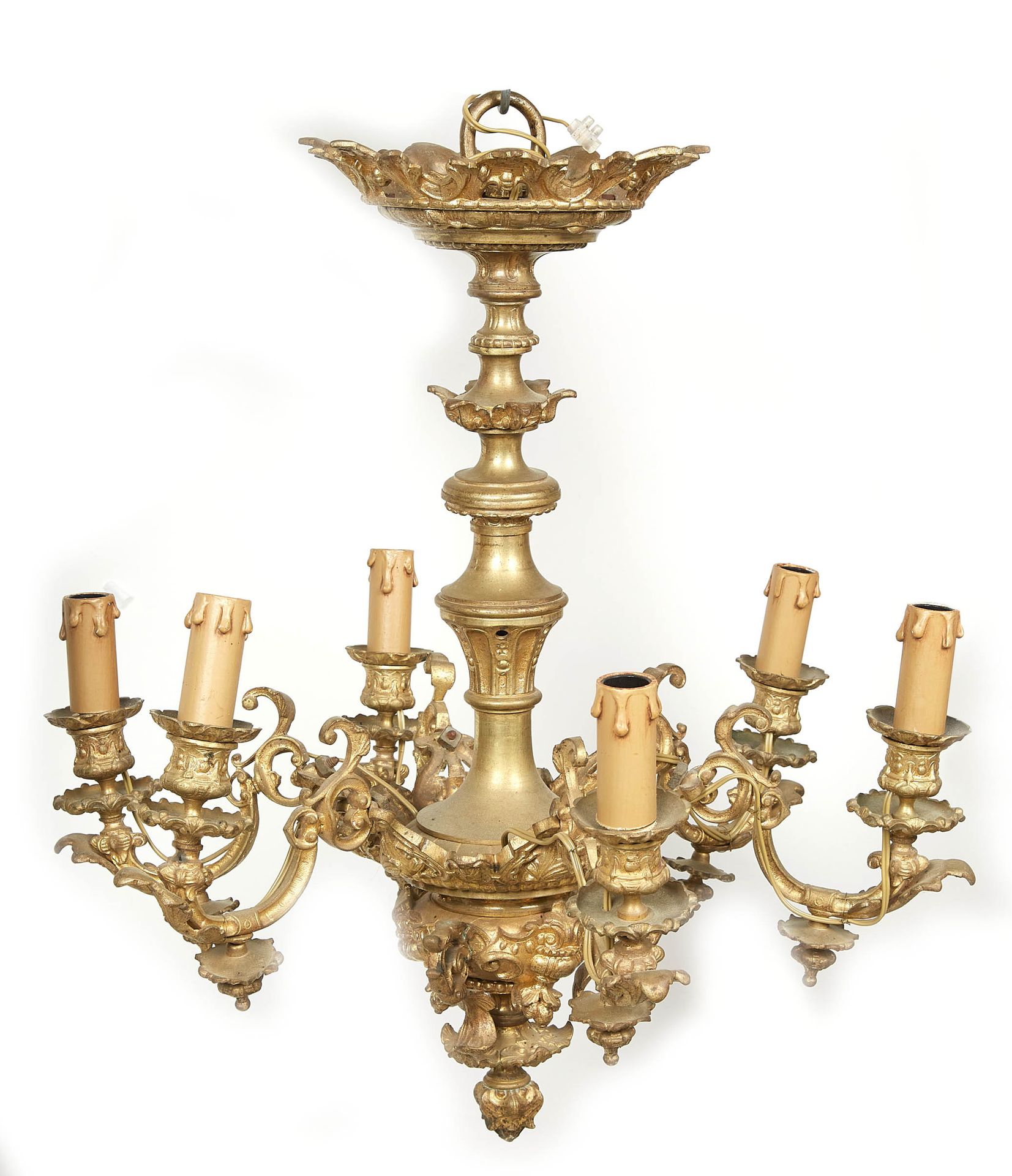 Null 一盏黄褐色的青铜吊灯，有六个叶状的臂。19世纪。高度：56厘米。高度：56厘米。直径：51厘米。