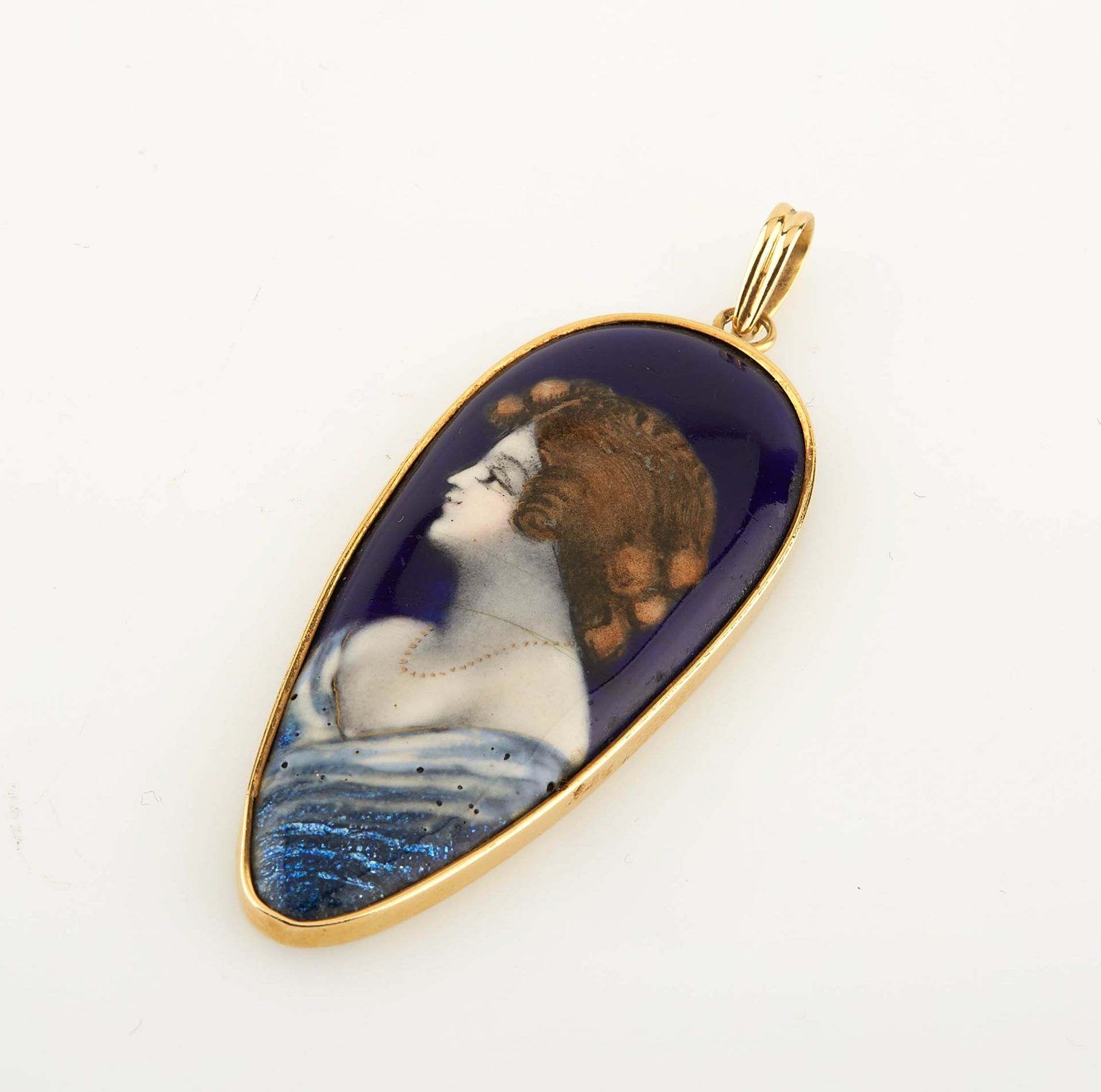 Null Yellow gold pendant with a Limoges enamel representing a woman's bust profi&hellip;