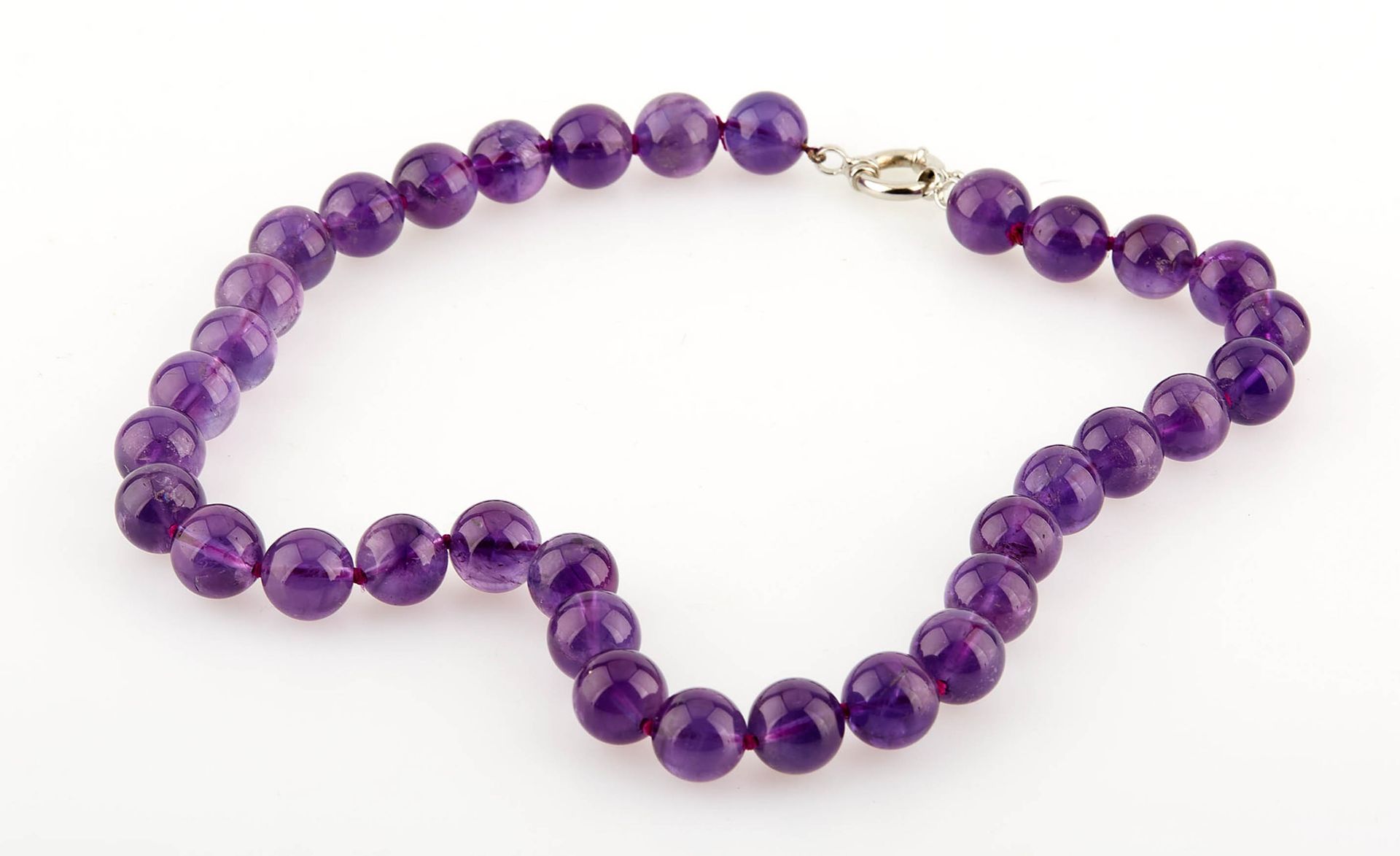 Null Necklace of thirty-four balls of amethysts. Silver clasp. Length : 46 cm.