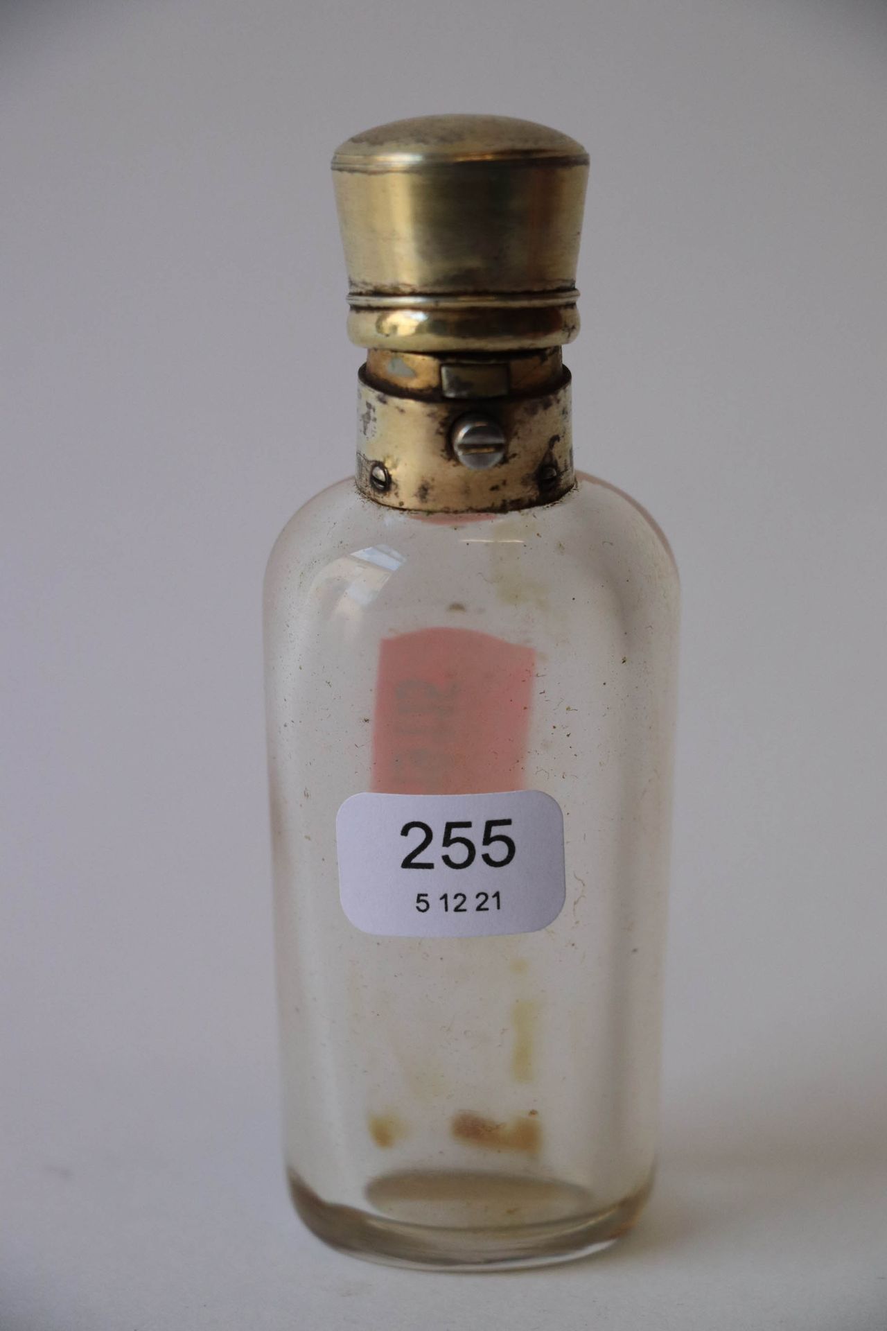 Null 无色水晶香水瓶，镀金瓶塞，瓶塞内侧刻有巴黎纹章。19世纪，约1860年。高度：9厘米。高度：9厘米。毛重：77克。