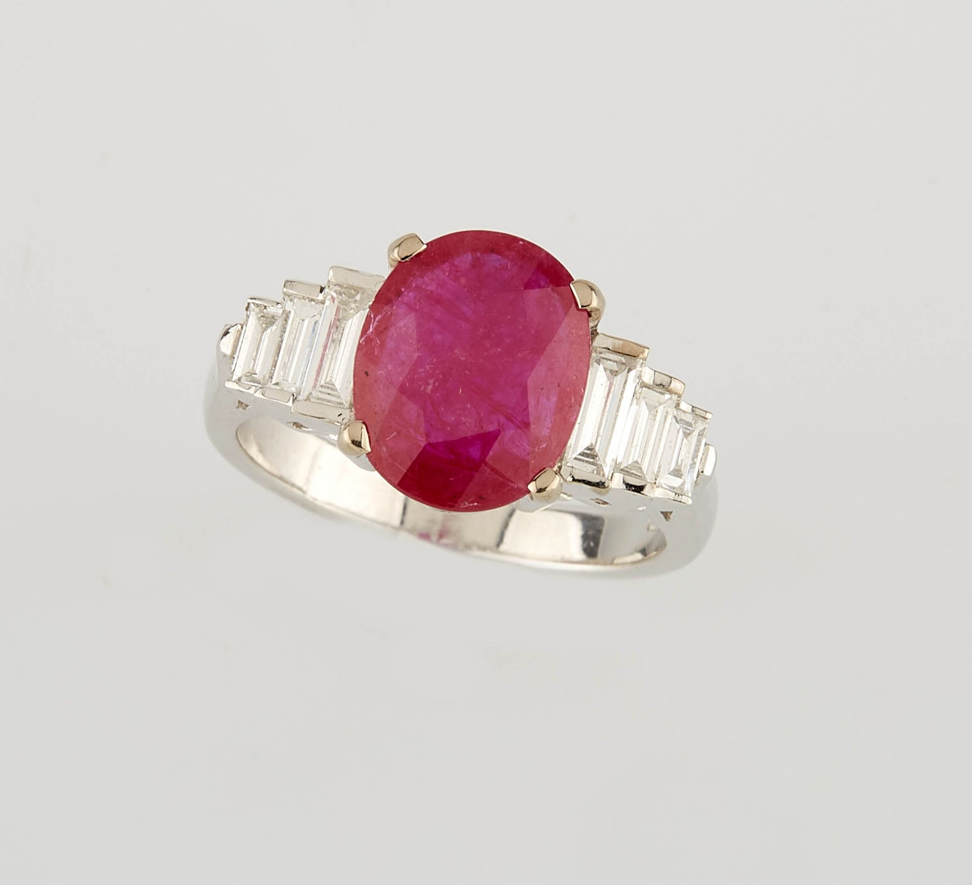 Null White gold ring set with an oval ruby of 2.84 cts and six white baguette di&hellip;