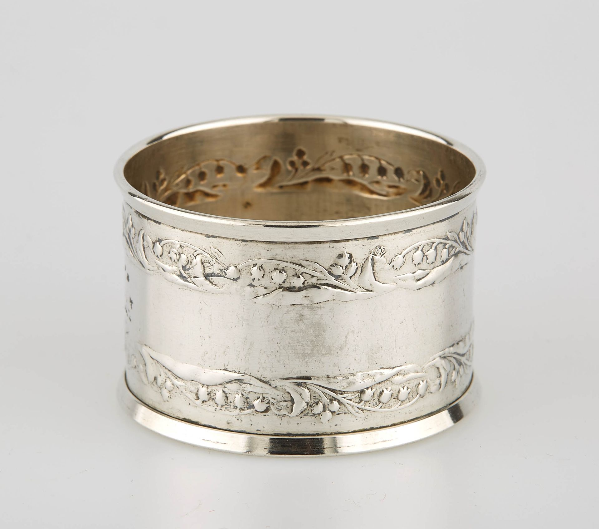 Null Silver napkin ring decorated with flowering stems. Minerva mark. Height : 3&hellip;