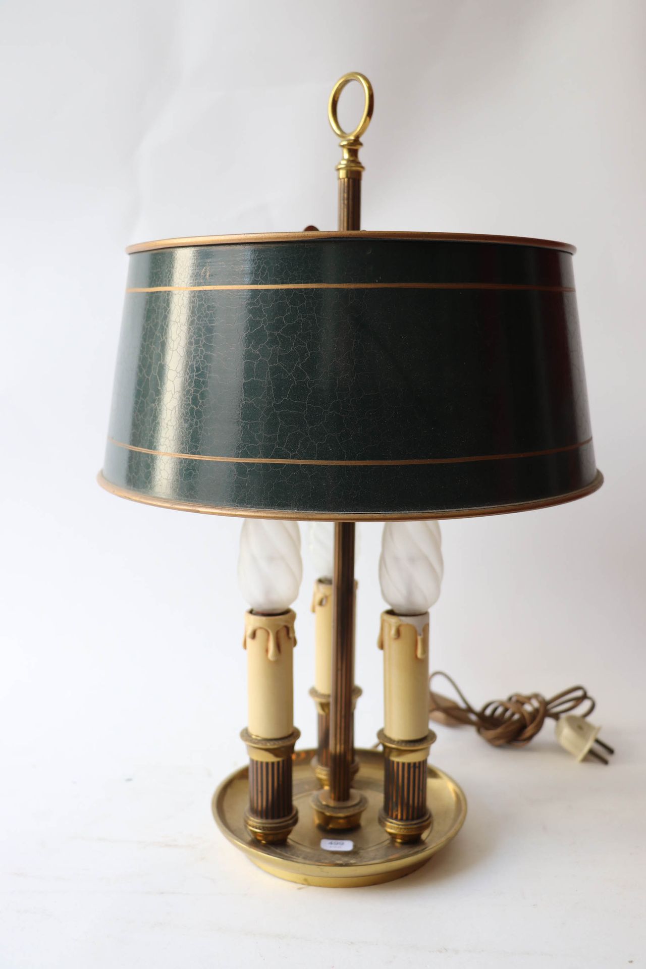 Null 一盏L.XVI风格的三臂热水瓶灯，黄色古铜色的金属灯罩。高度：44厘米。高度：44厘米。直径：29厘米。