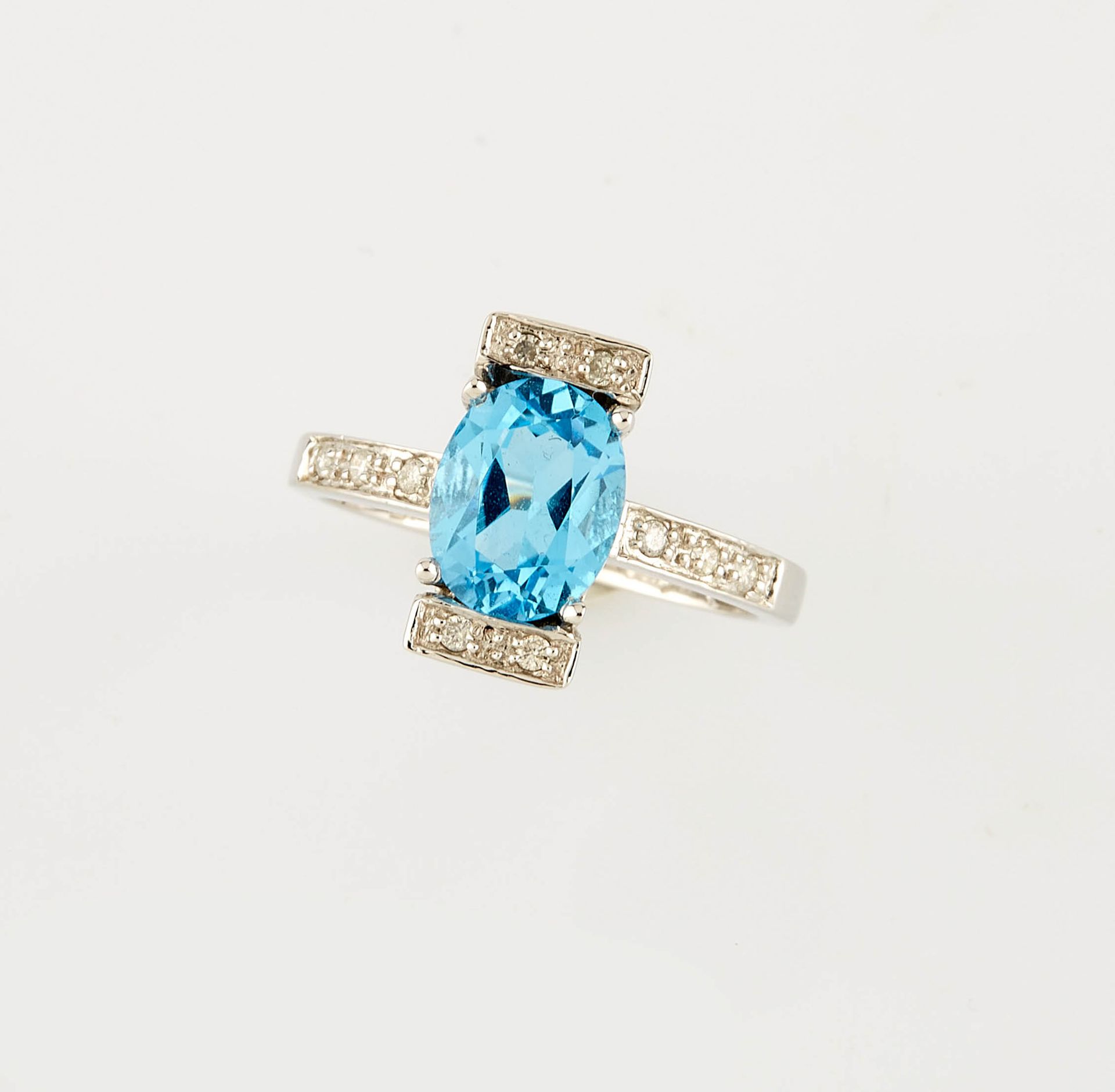 Null White gold ring set with an oval blue topaz of 2.30 cts approx. And ten mod&hellip;