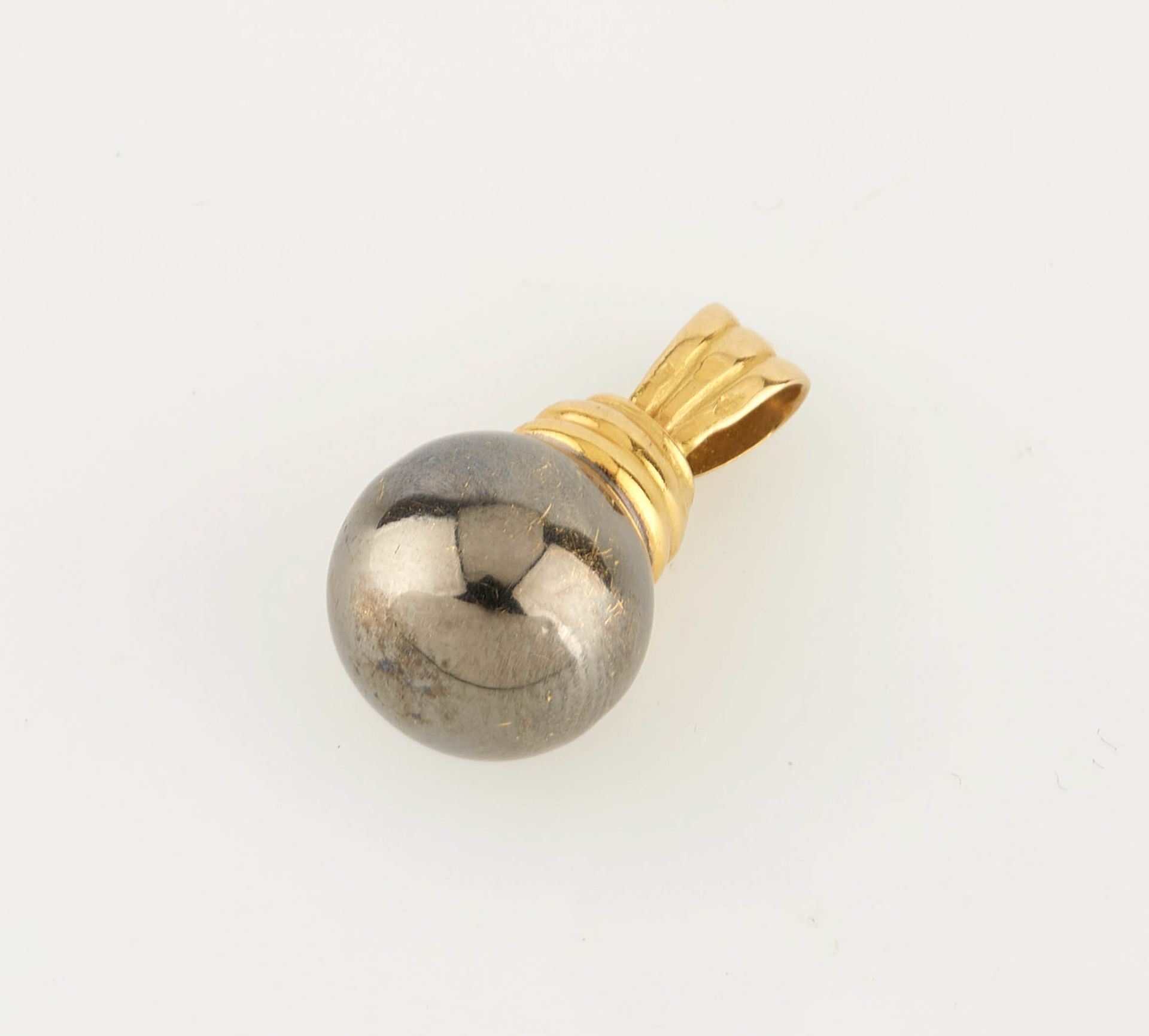 Null Yellow gold pendant with a black Tahitian pearl. Weight (gross): 1.40 g.