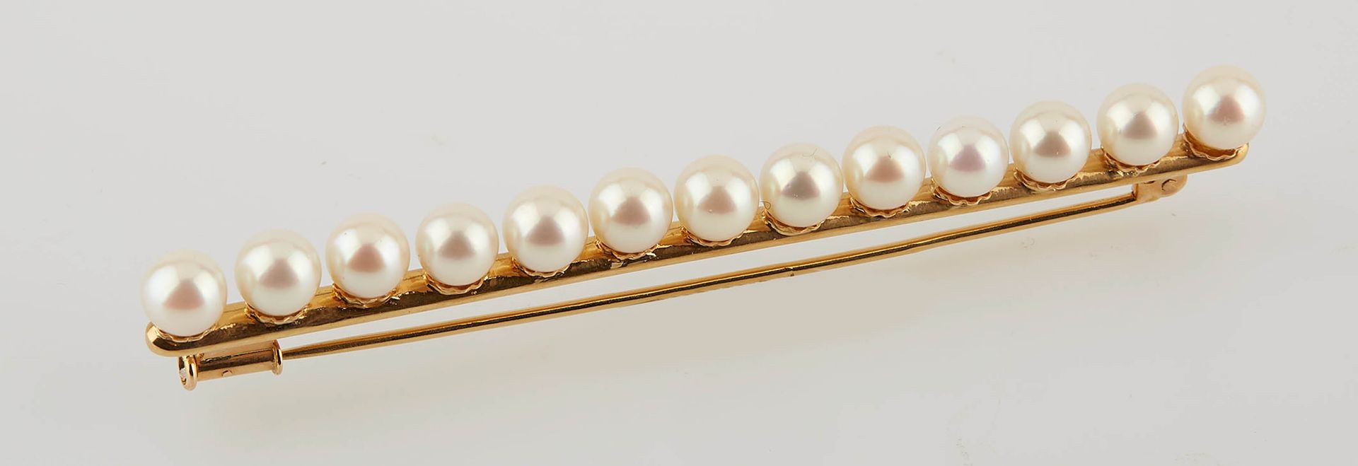 Null 黃金髮夾鑲有十三顆養殖珍珠。长度：8.5厘米。重量（毛重）：13克。