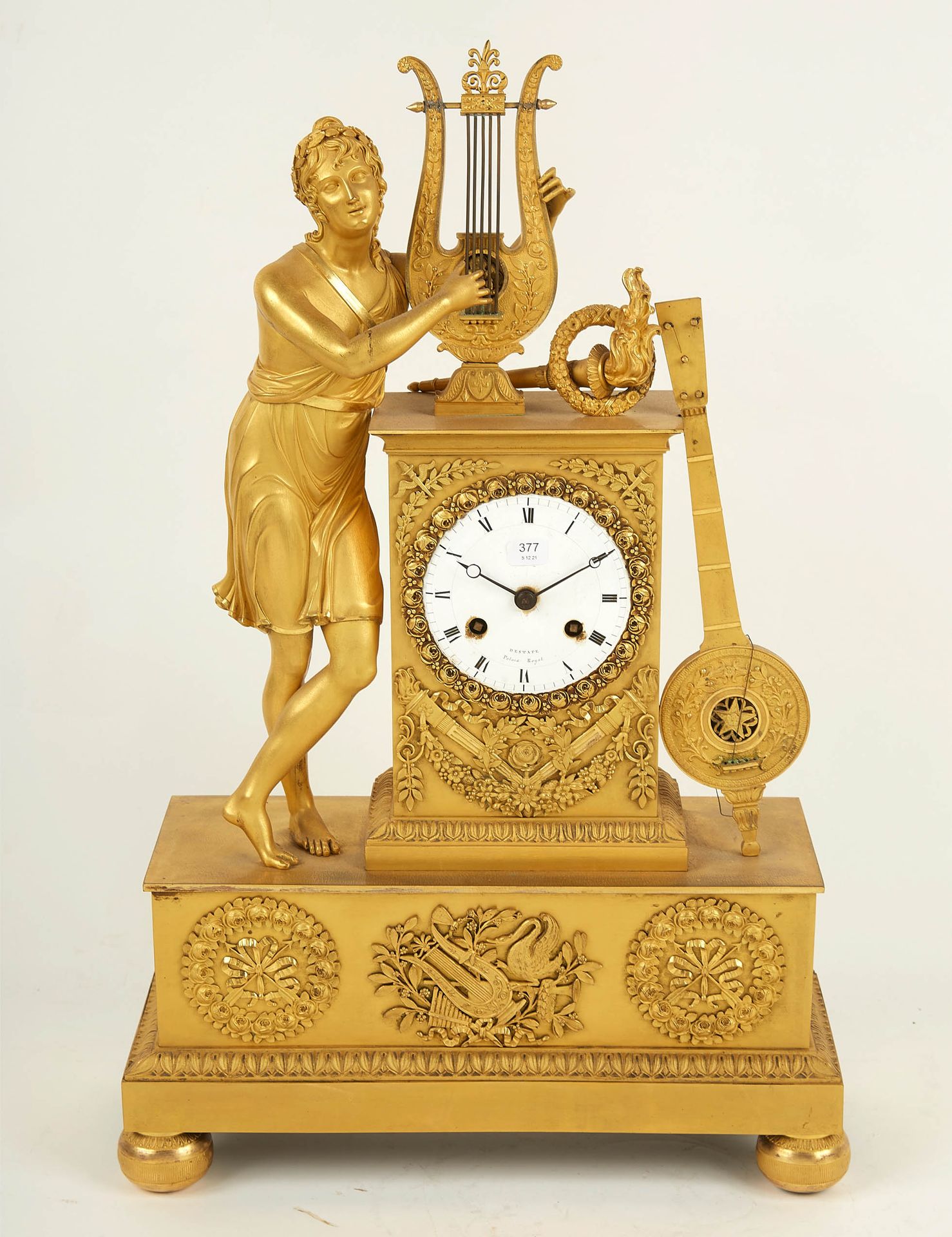 Null Gilt bronze clock with a white enamelled dial "Destape palais royal" set in&hellip;