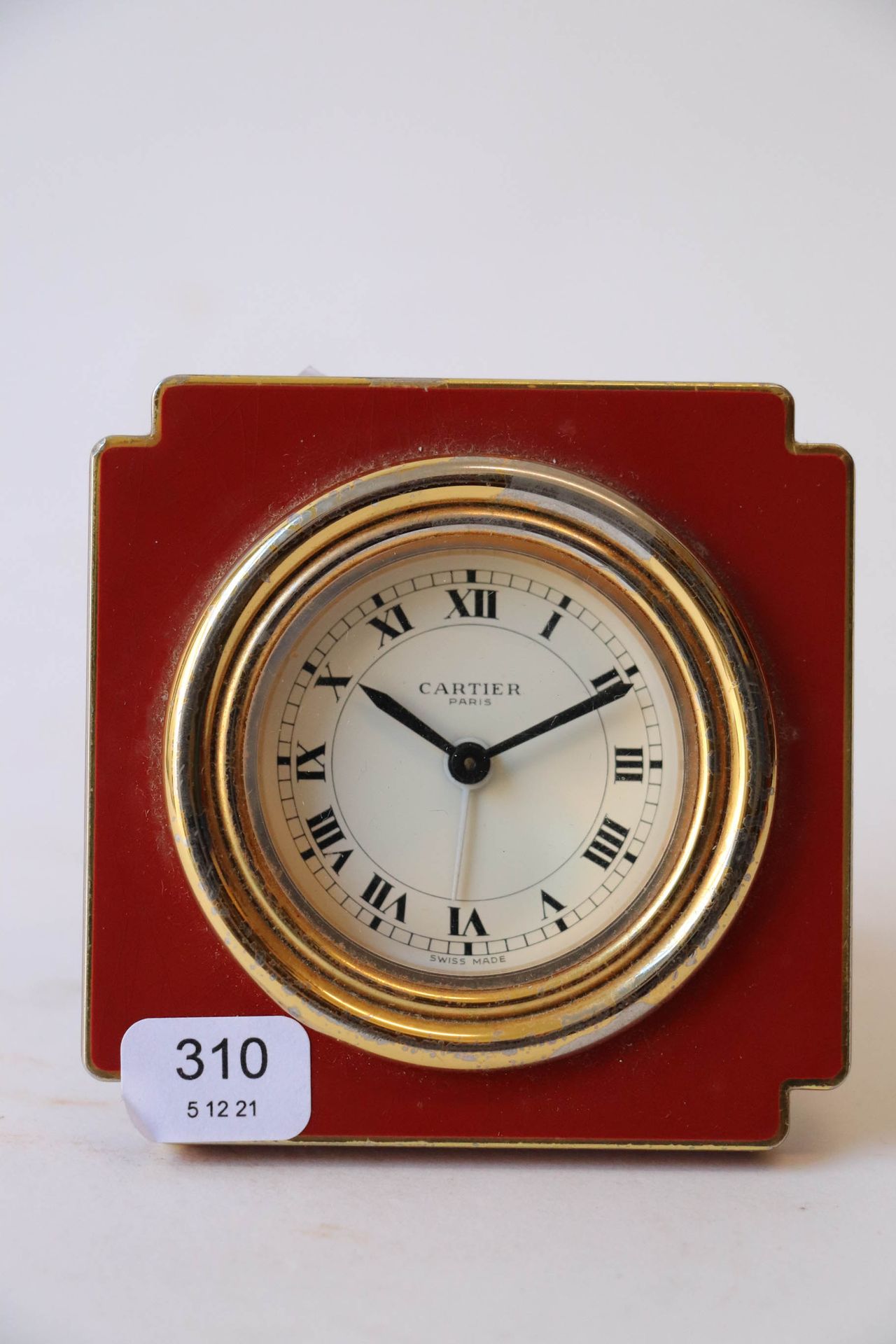 Null 卡地亚。鎏金金属和红色珐琅的方形闹钟。签名。侧面：7.5厘米。使用条件。