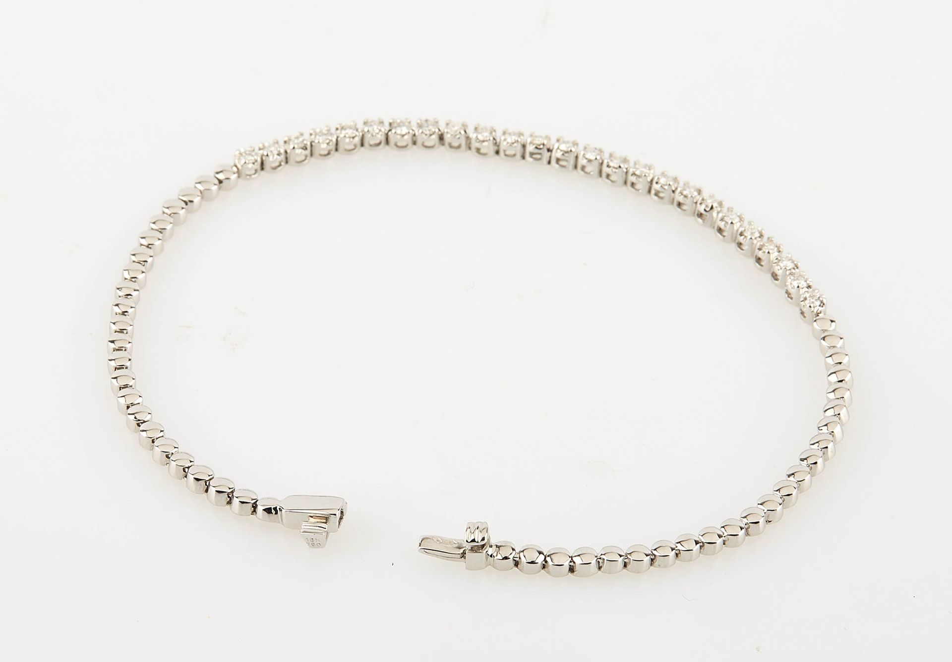 Null Bracelet souple maille articulée en or blanc serti de vingt-cinq diamants b&hellip;
