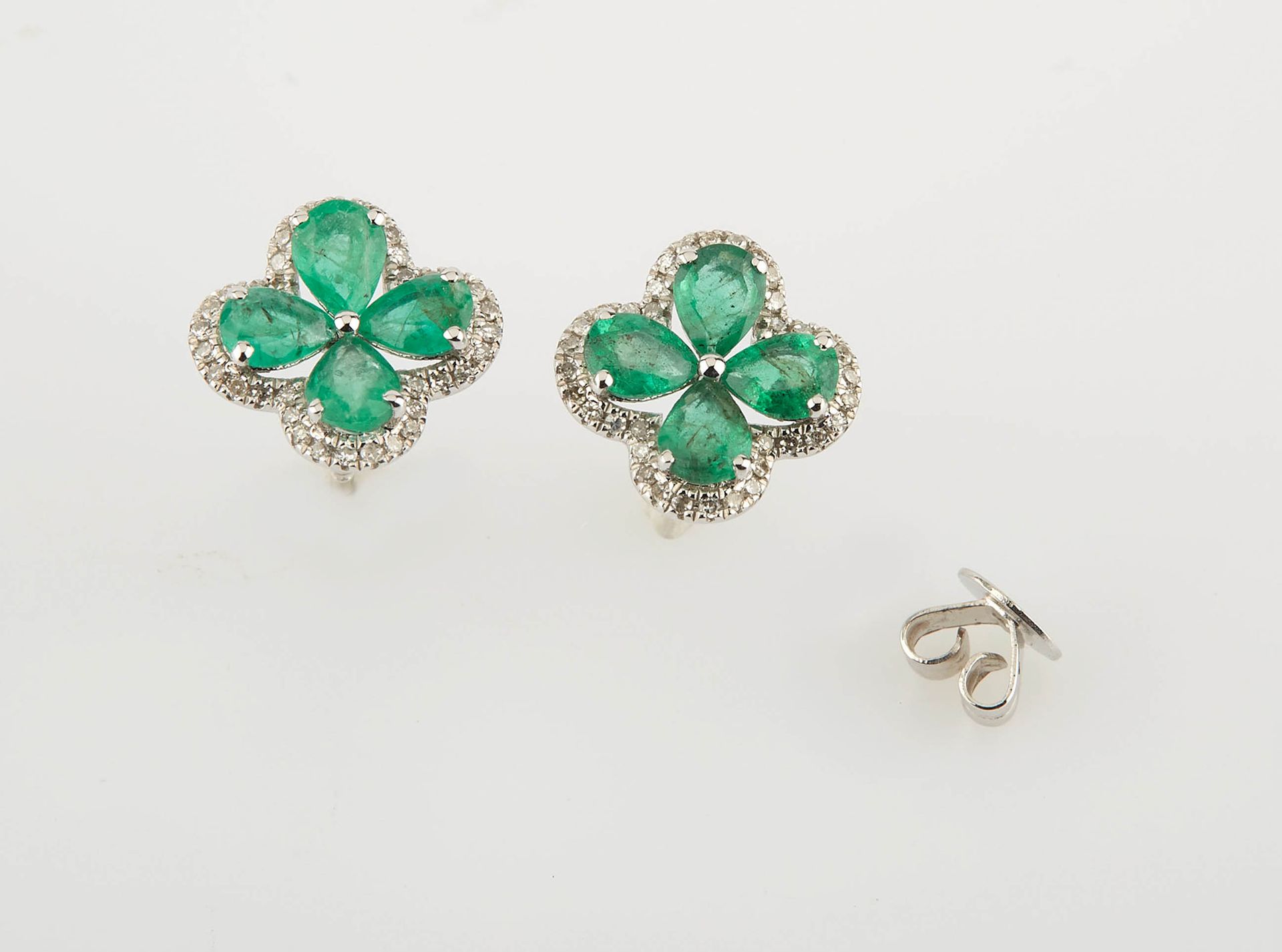 Null 一对鲜花形状的白金耳环，镶有八颗绿宝石（约1.10克拉）和七十二颗小圆钻（约0.15克拉）。重量：1,65克。